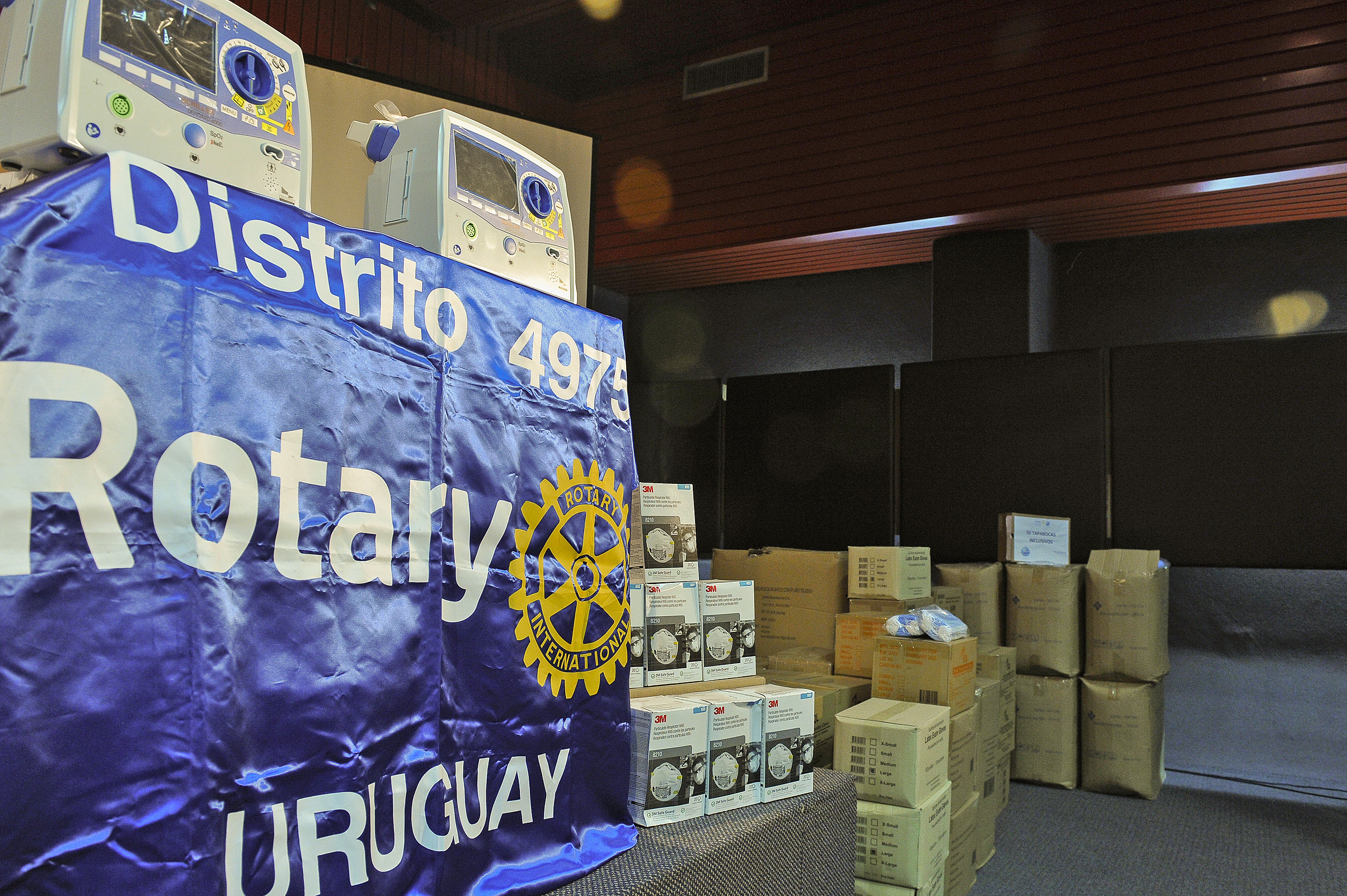 Rotary entregó al Hospital Español equipo portátil de rayos X, dos cardiodesfibriladores, dos videolaringoscopios y 19 equipos de electrocardiografía