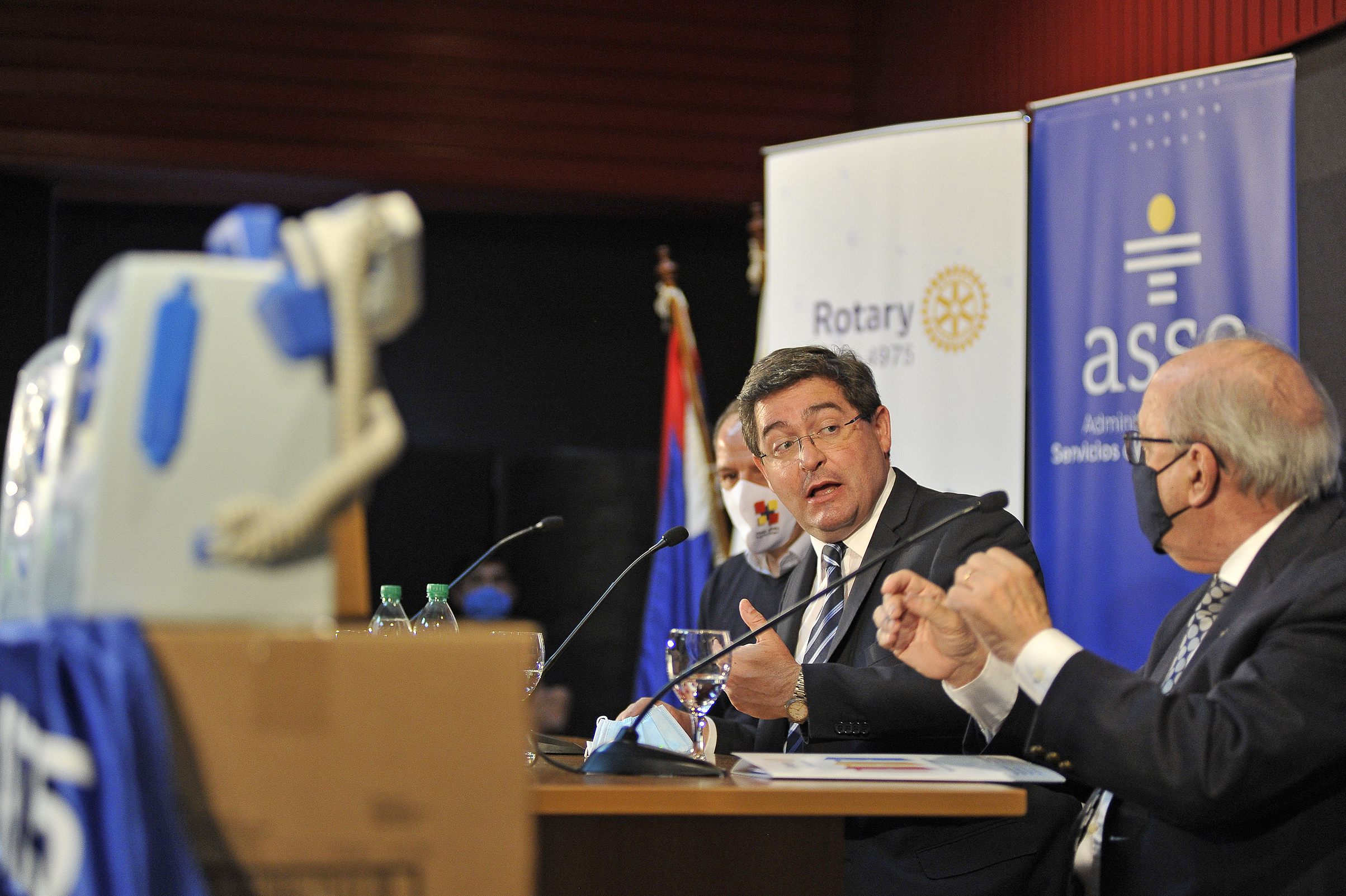 Rotary entregó al Hospital Español equipo portátil de rayos X, dos cardiodesfibriladores, dos videolaringoscopios y 19 equipos de electrocardiografía