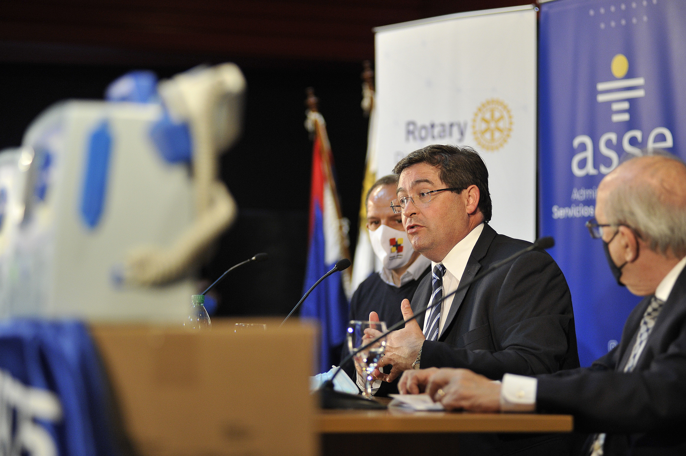 Rotary entregó al Hospital Español equipo portátil de rayos X, dos cardiodesfibriladores, dos videolaringoscopios y 19 equipos de electrocardiografía