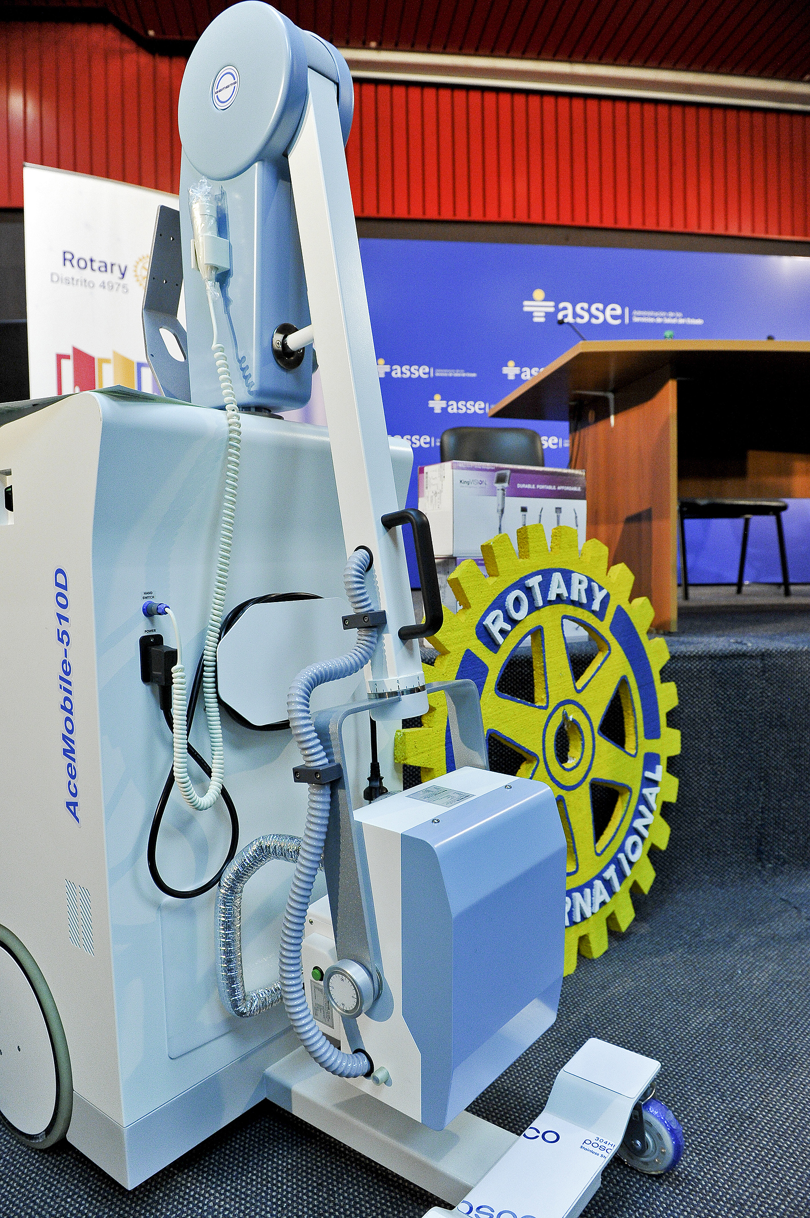 Rotary entregó al Hospital Español equipo portátil de rayos X, dos cardiodesfibriladores, dos videolaringoscopios y 19 equipos de electrocardiografía