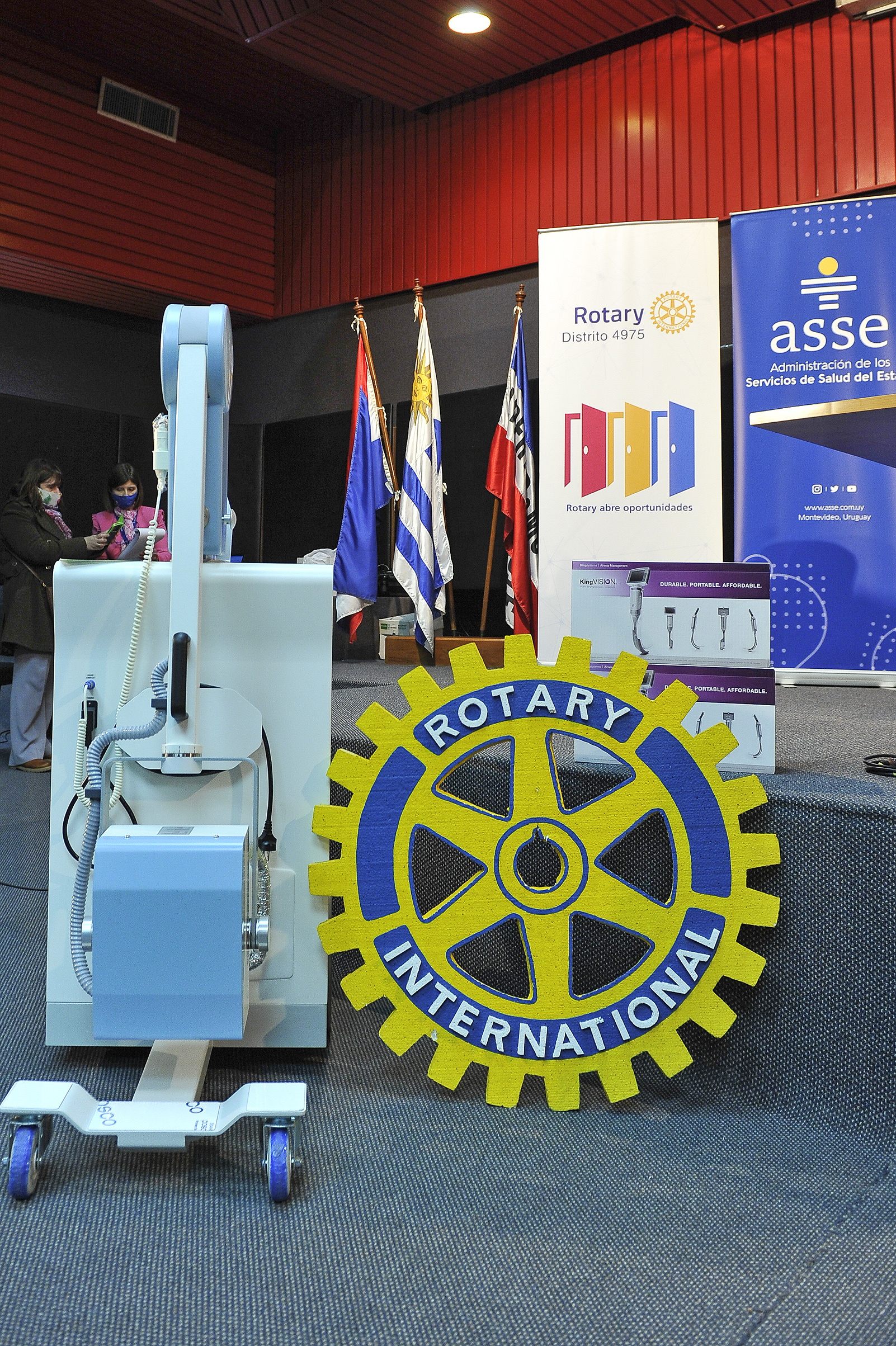 Rotary entregó al Hospital Español equipo portátil de rayos X, dos cardiodesfibriladores, dos videolaringoscopios y 19 equipos de electrocardiografía