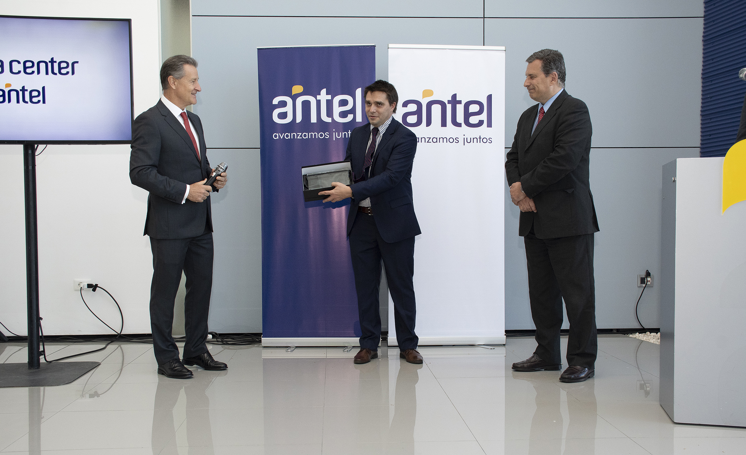 Ceremonia de inauguración de la sala III del datacenter internacional de Antel