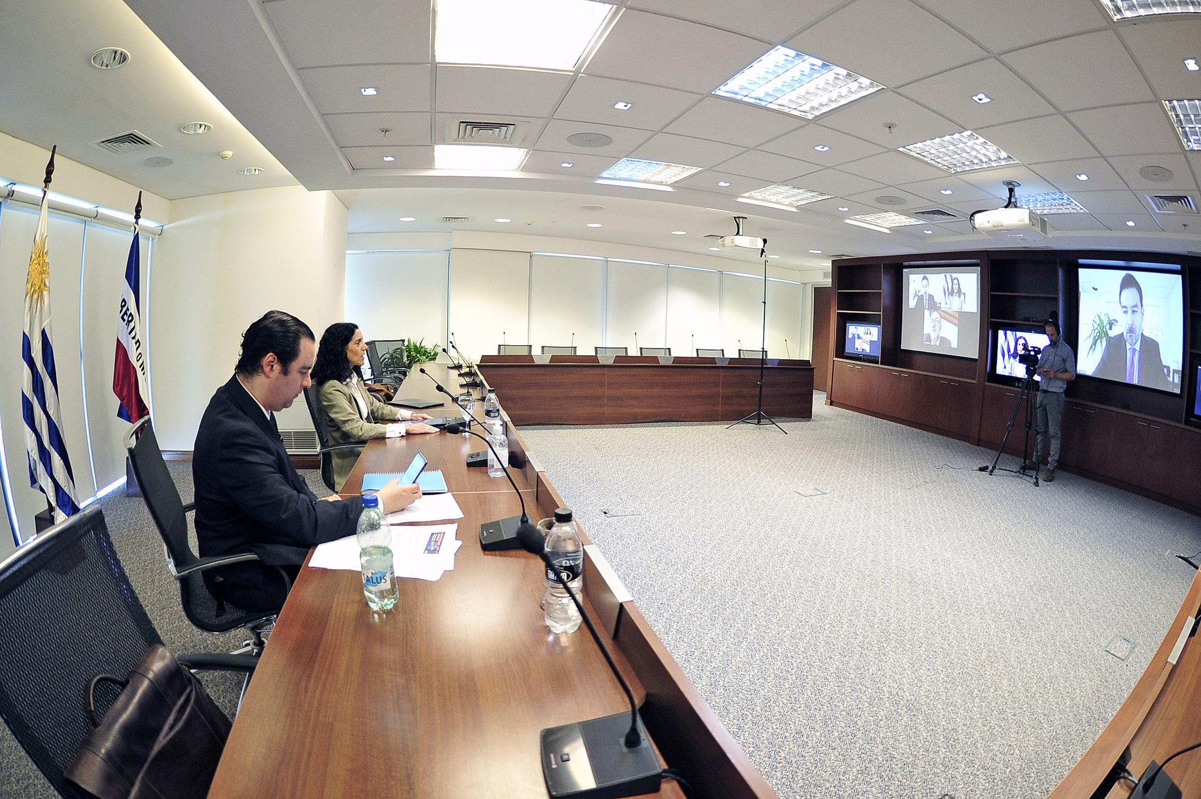 Ministra de Economía y Finanzas, Azucena Arbeleche y Hernán Bonilla, titular de la Asesoría Macroeconómica del MEF