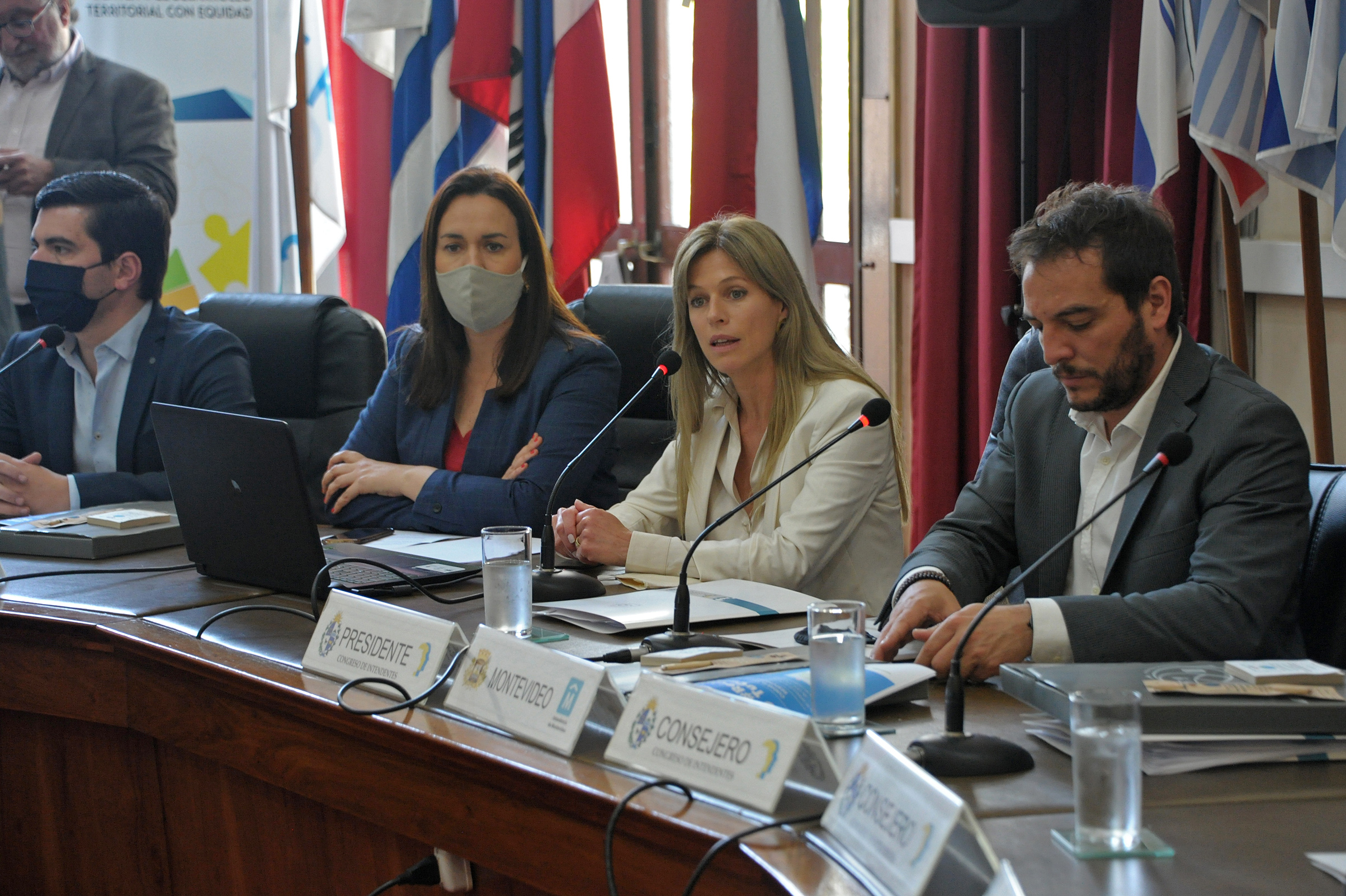 Lorena Ponce de León, haciendo uso de la palabra en el Congreso de Intendentes, durante la presentación del proyecto Reciclá tu Campaña