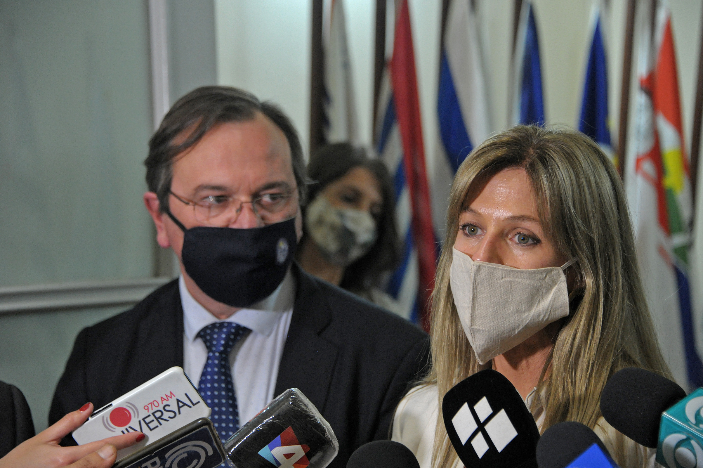 Lorena Ponce de León, haciendo declaraciones a la prensa, junto al Subdirector de la Oficina de Planemiento y Presupuesto, José Luis Falero
