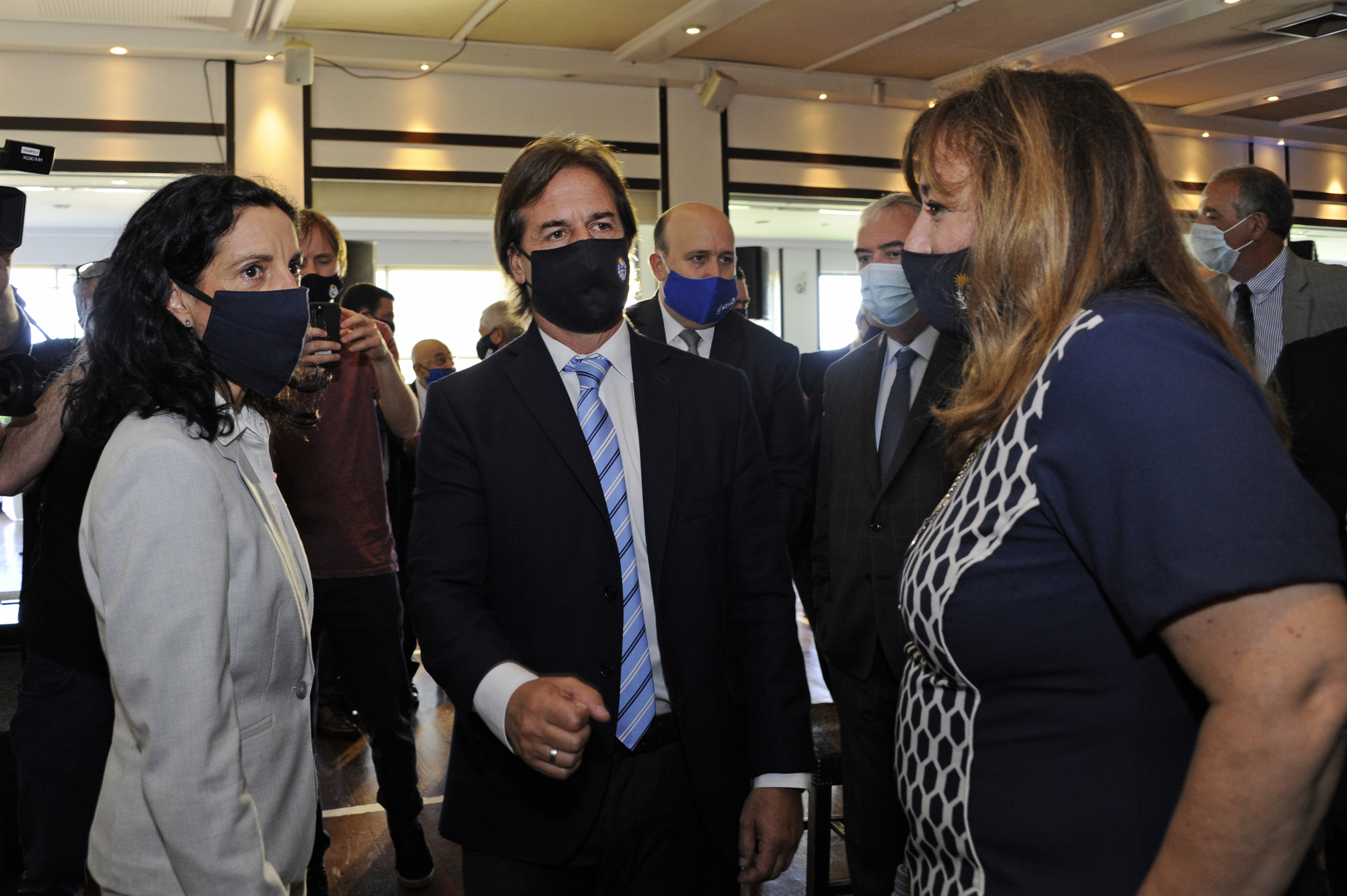 Presidente Lacalle Pou, junto a las ministras Susana Arbeleche e Irene Moreira