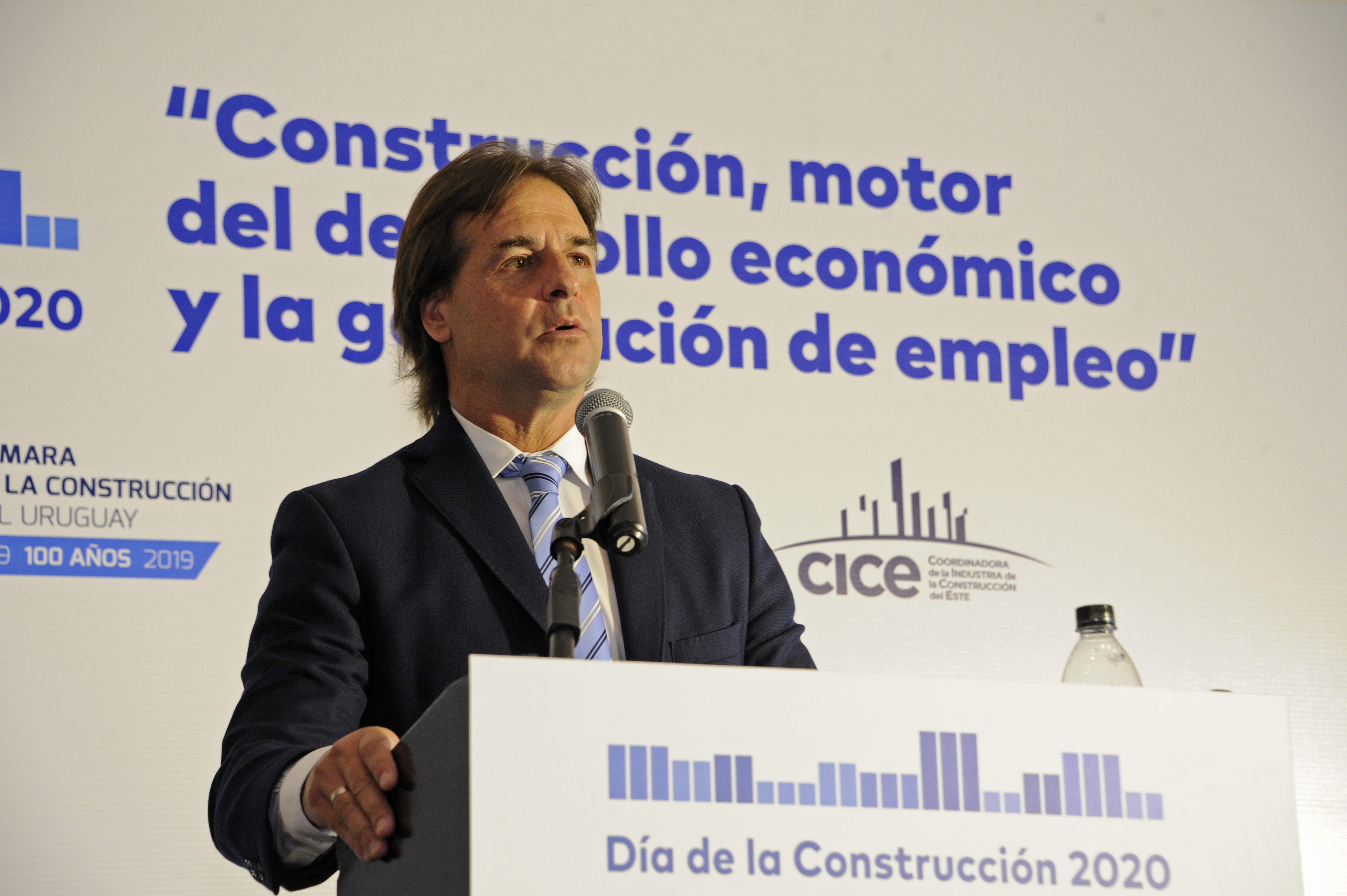 Presidente Lacalle Pou hace uso de la palabra en el acto conmemorativo del Día de la Construcción