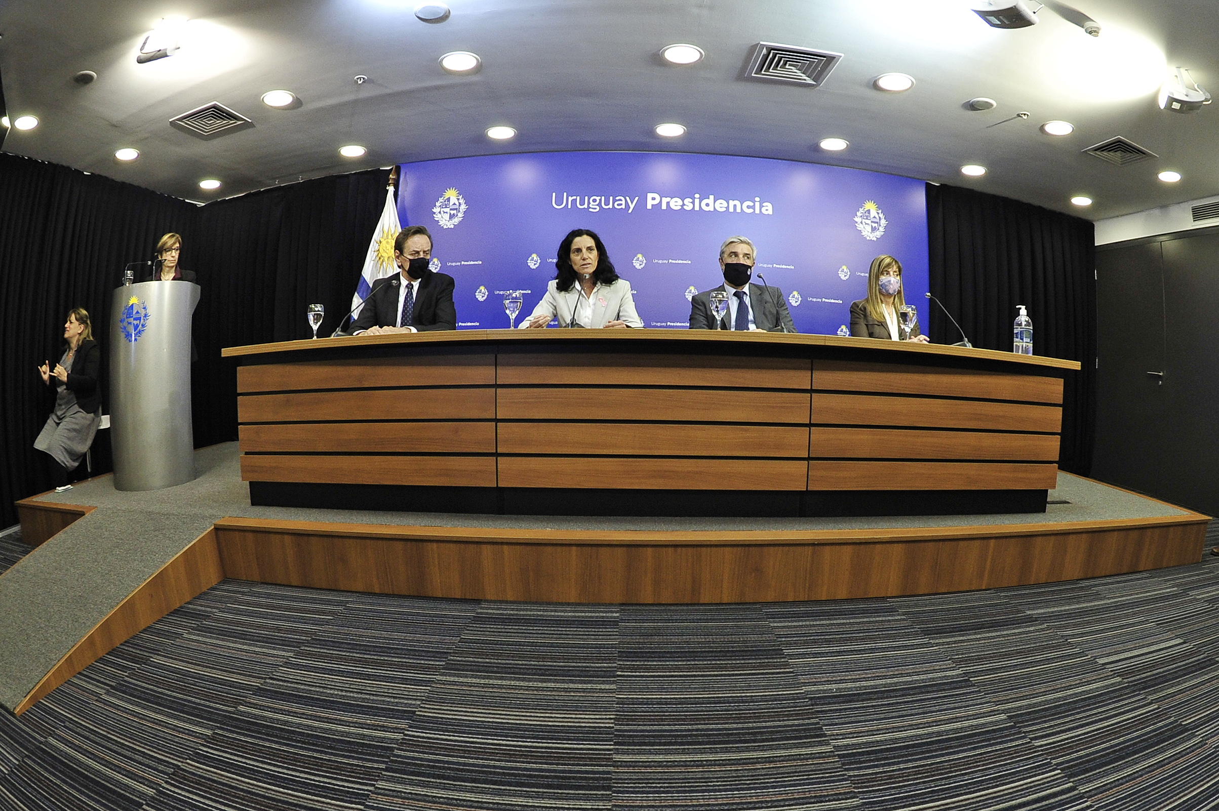 Ministra de Economía y Finanzas, Azucena Arbeleche, encabezó conferencia de prensa en Torre Ejecutiva
