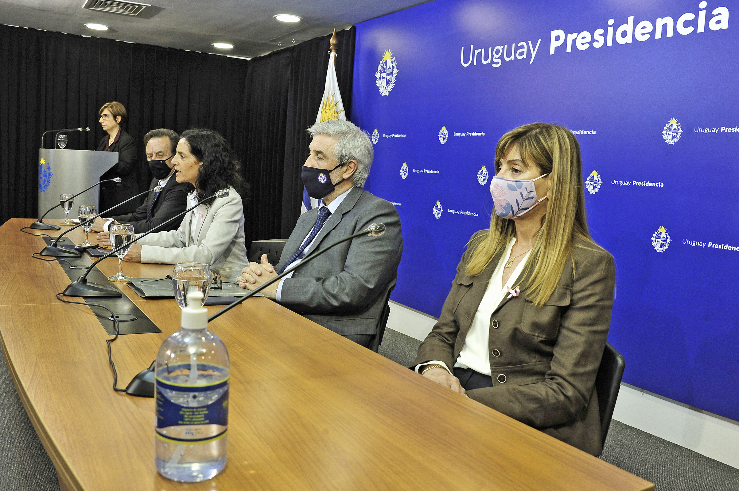Ministra de Economía y Finanzas, Azucena Arbeleche, encabezó conferencia de prensa en Torre Ejecutiva