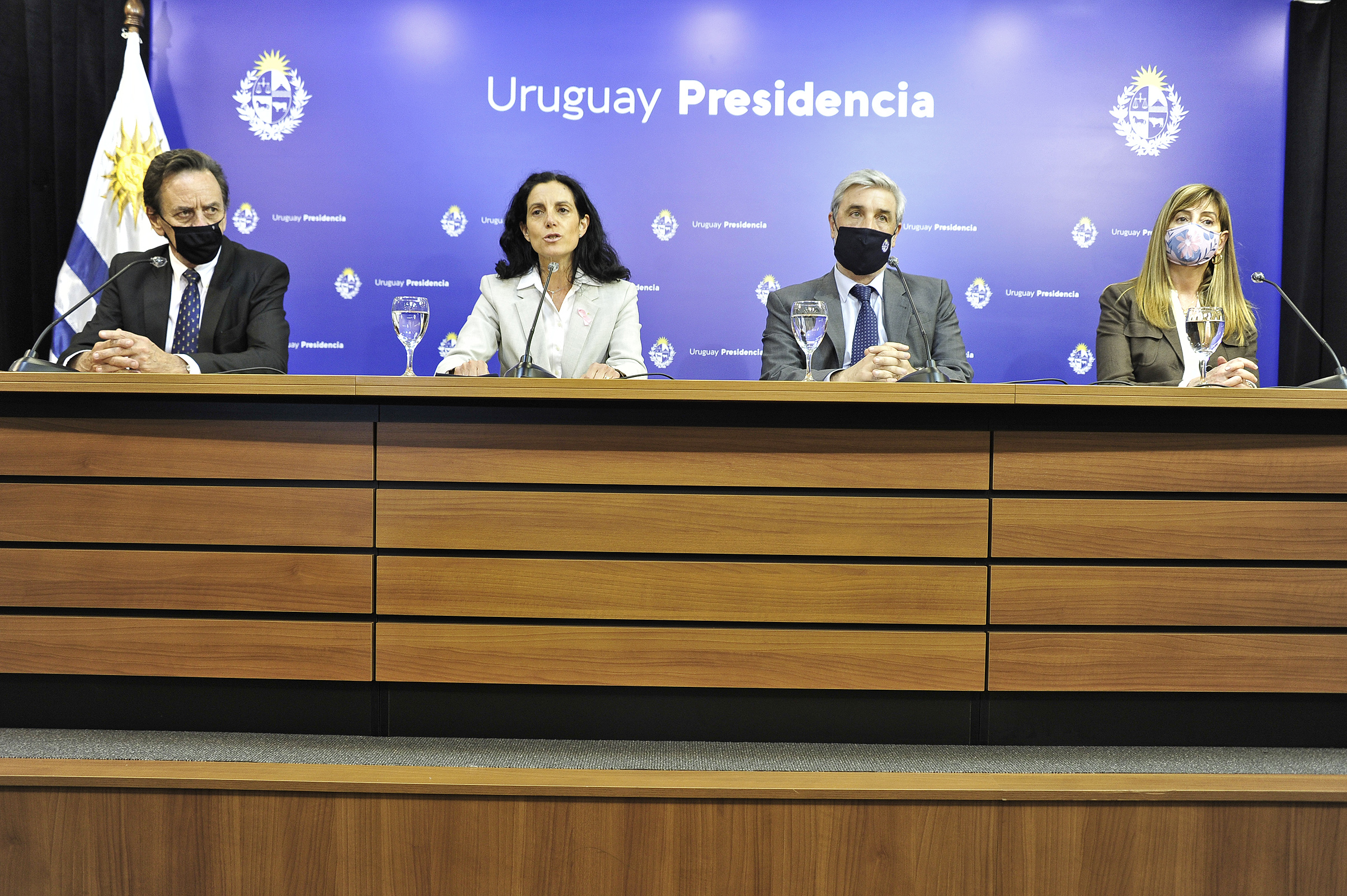Ministra de Economía y Finanzas, Azucena Arbeleche, encabezó conferencia de prensa en Torre Ejecutiva