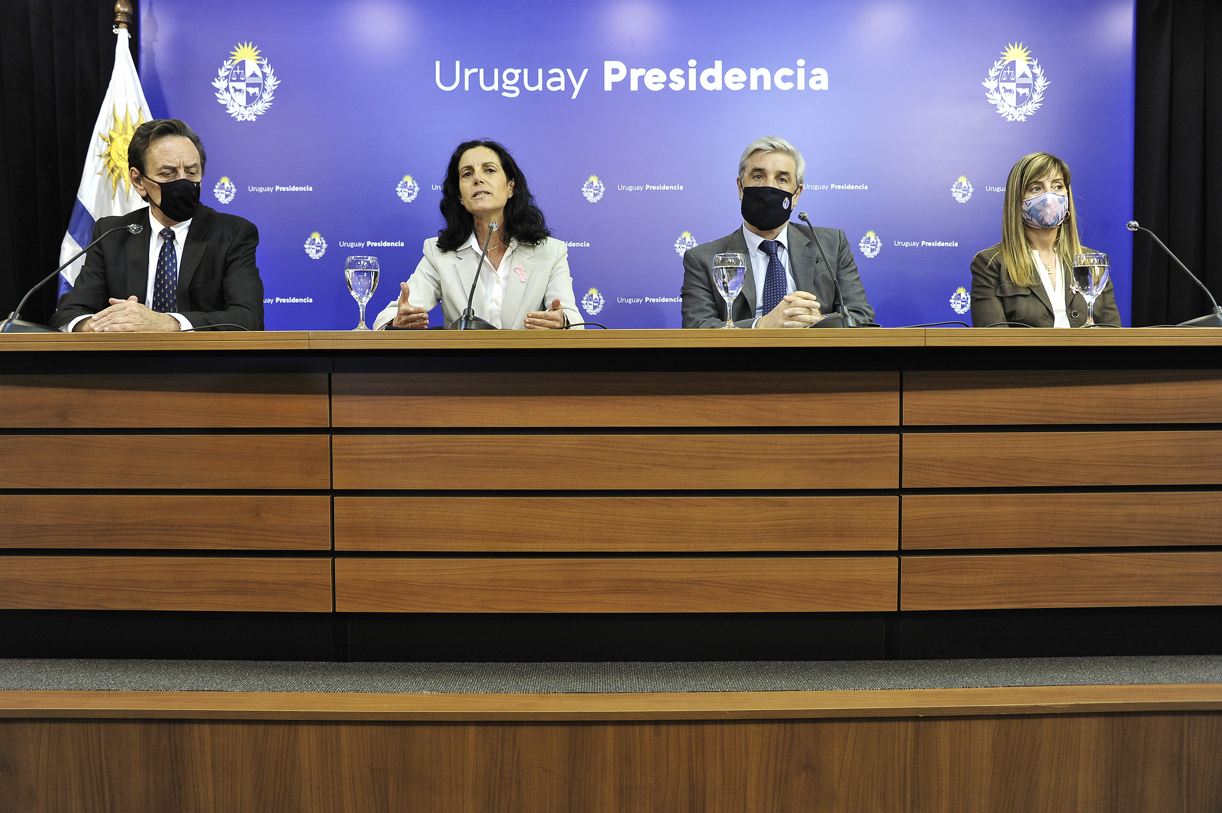 Ministra de Economía y Finanzas, Azucena Arbeleche, encabezó conferencia de prensa en Torre Ejecutiva