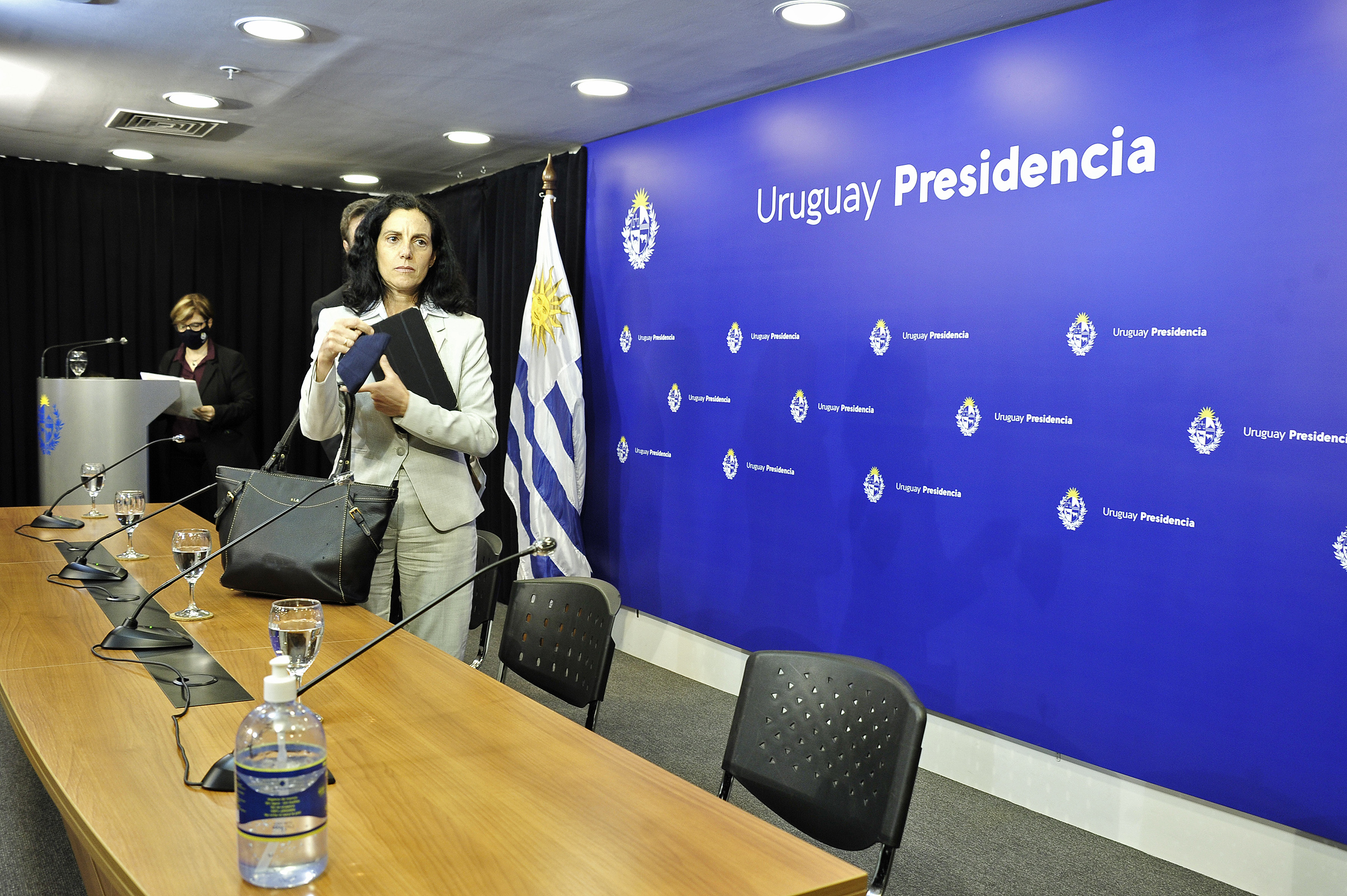 Ministra de Economía y Finanzas, Azucena Arbeleche, encabezó conferencia de prensa en Torre Ejecutiva