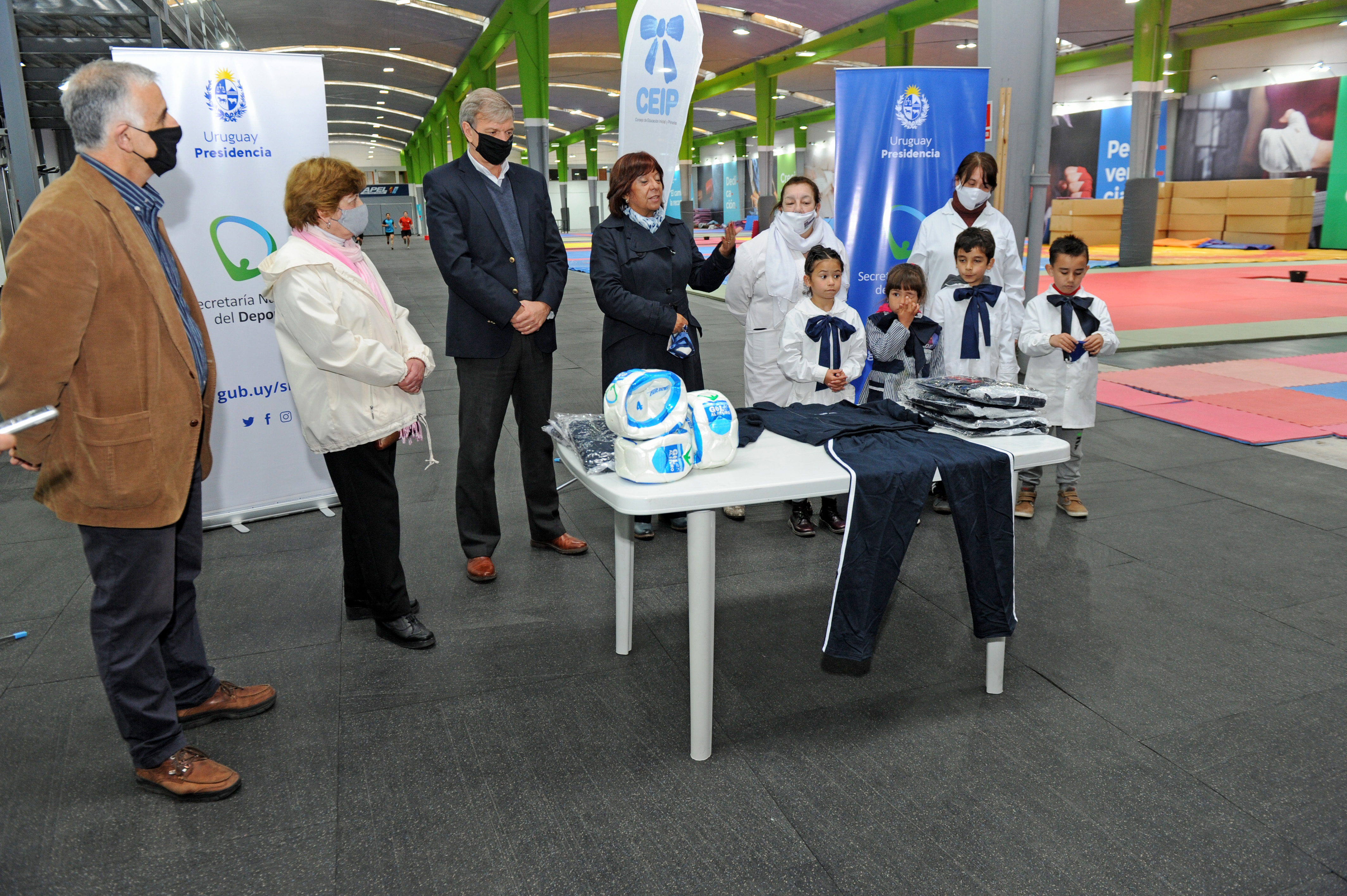 Donación de más 400 equipos deportivos para niños de escuelas públicas, aportados por la República Popular China