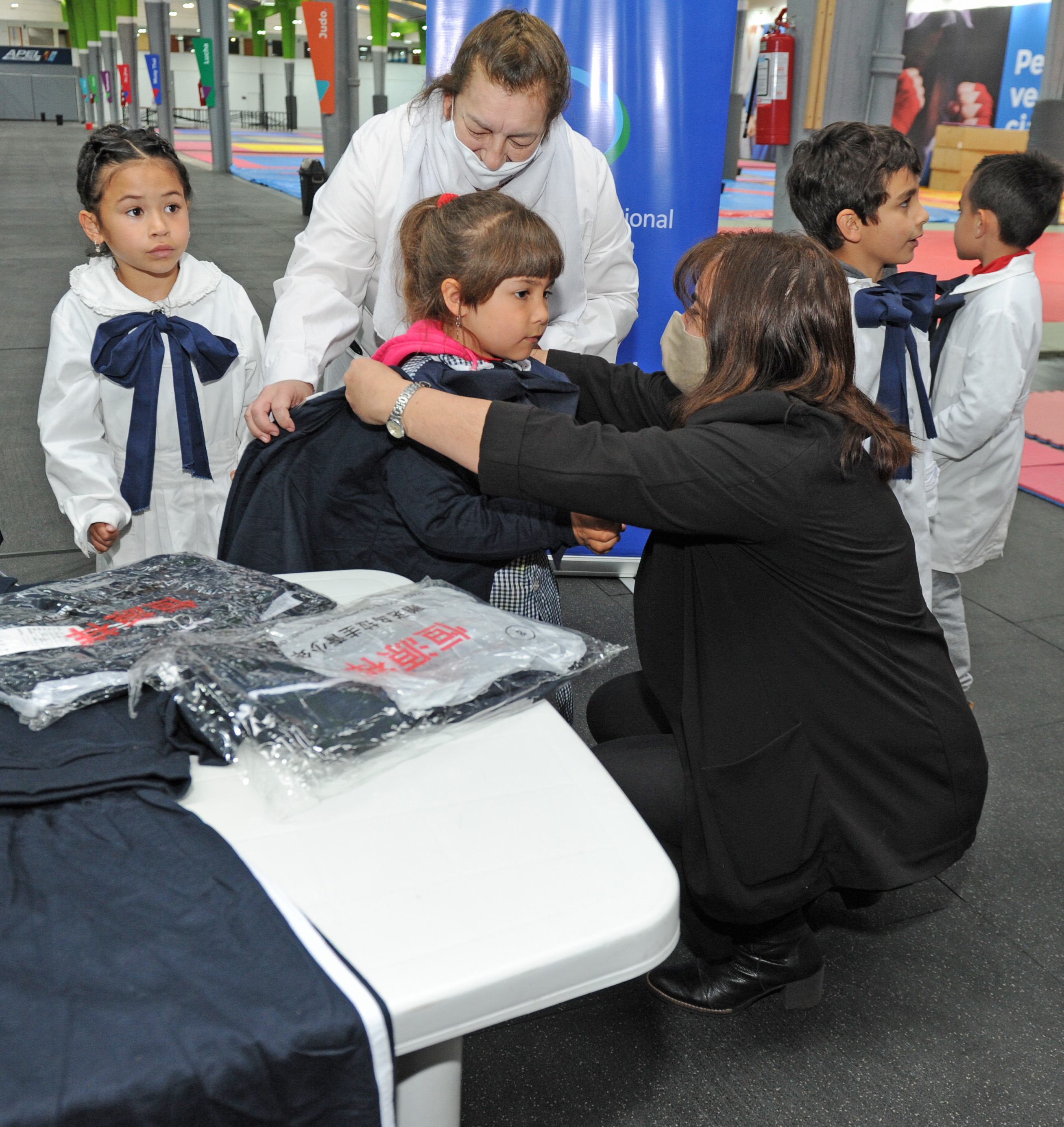 Donación de más 400 equipos deportivos para niños de escuelas públicas, aportados por la República Popular China