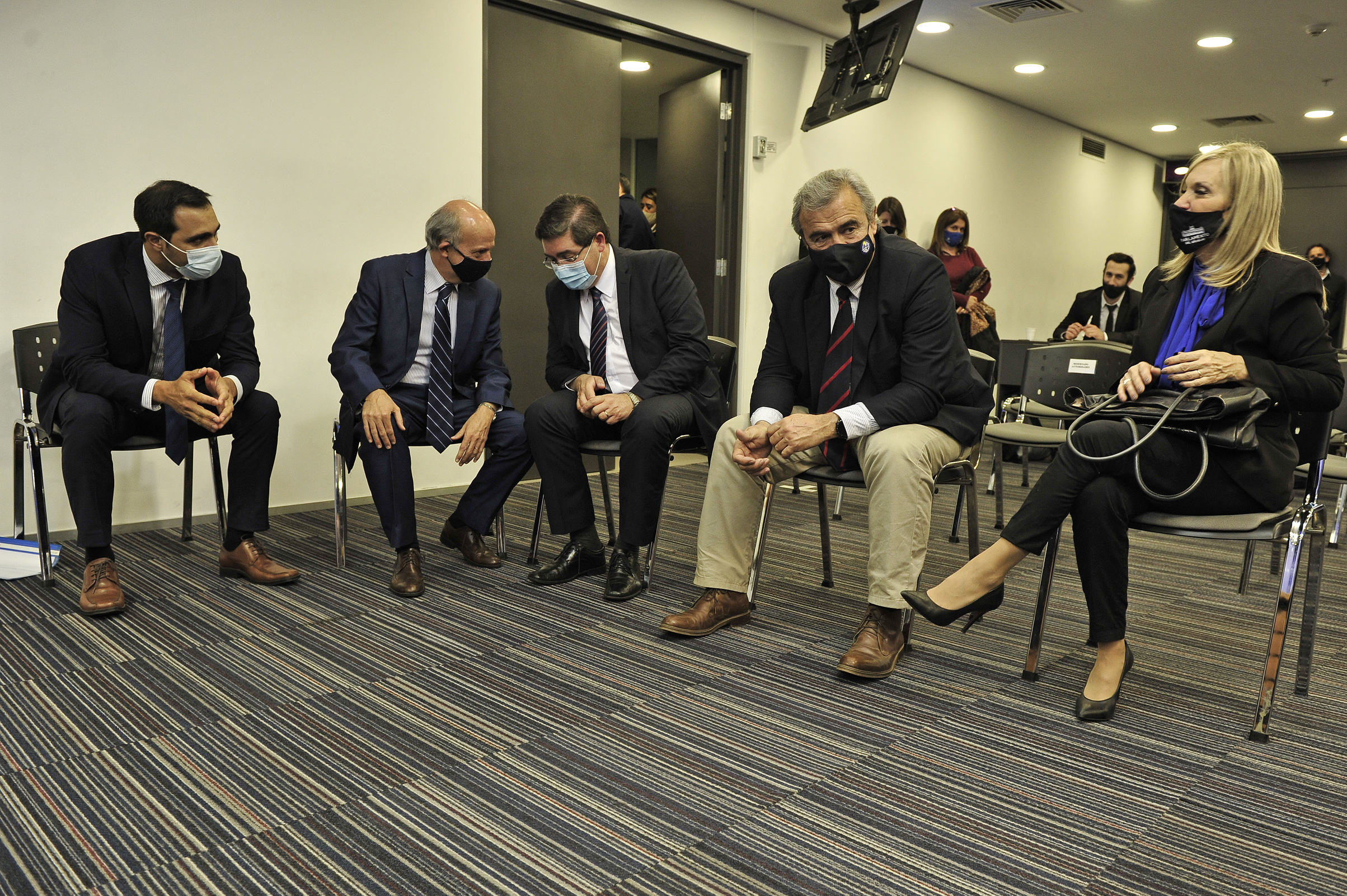 Autoridades presentes, previo al inicio de la conferencia de prensa