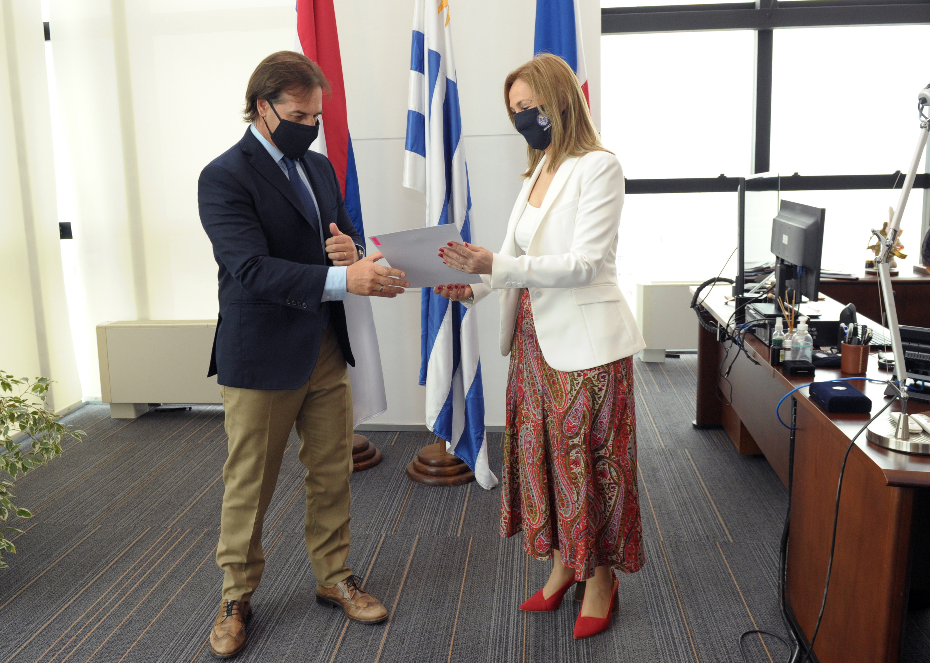 Presidente Luis Lacalle Pou entregó cartas credenciales a nueva embajadora de Uruguay en España