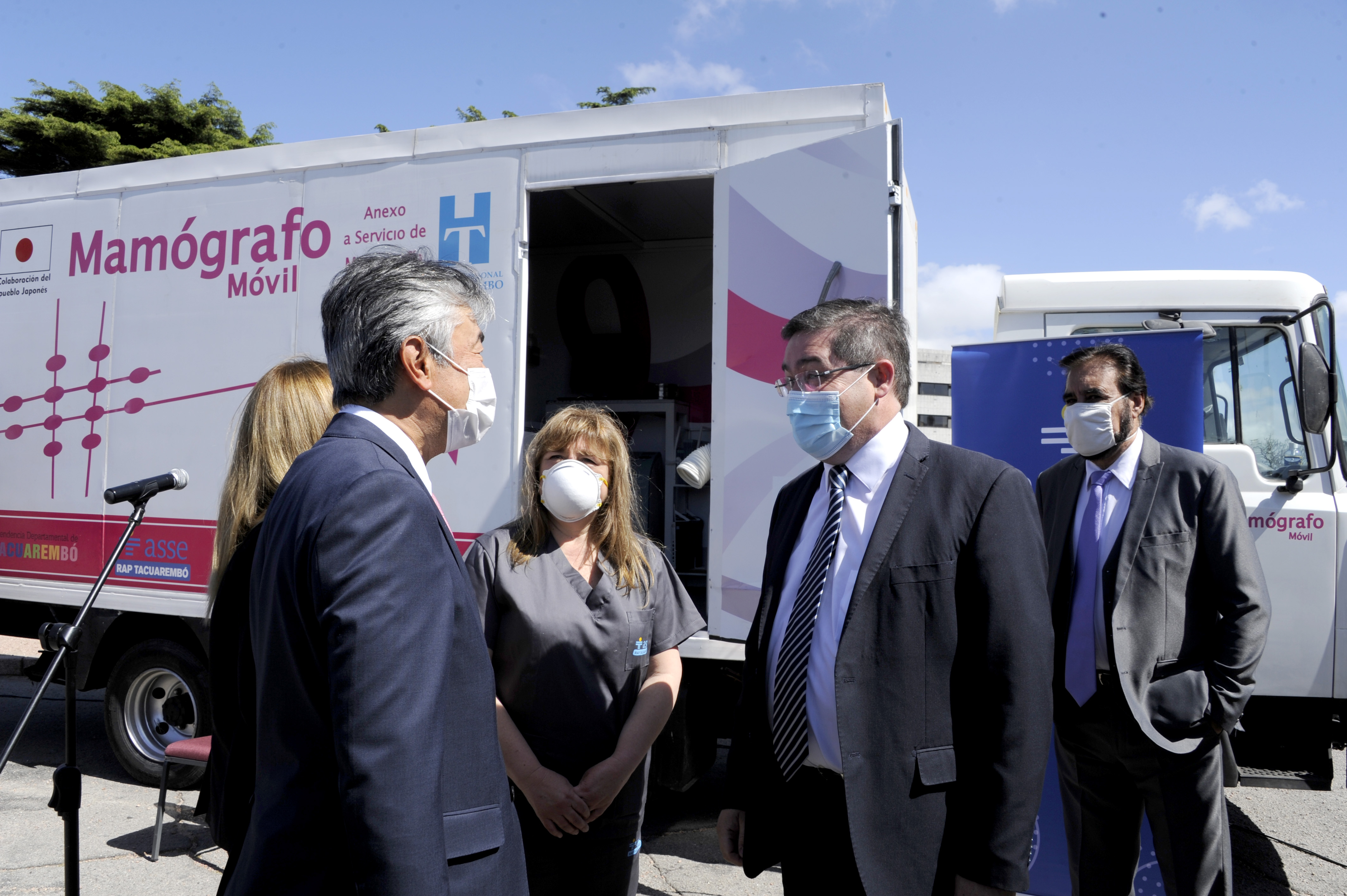 Presidente de ASSE, Leonardo Cipriani, y el embajador de Japón en Uruguay, Tatsuhiro Shindo, frente a mamógrafo móvil