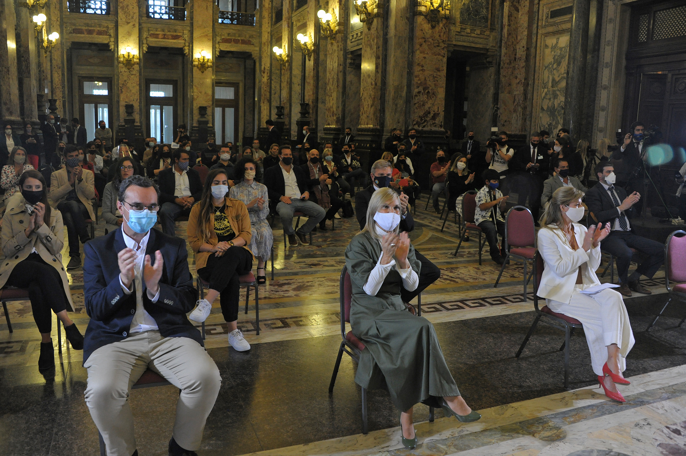 Ceremonia de entrega de reconocimientos de la primera edicón de los Premios INJU en el Salón de los Pasos Perdidos del Palacio Legislativo