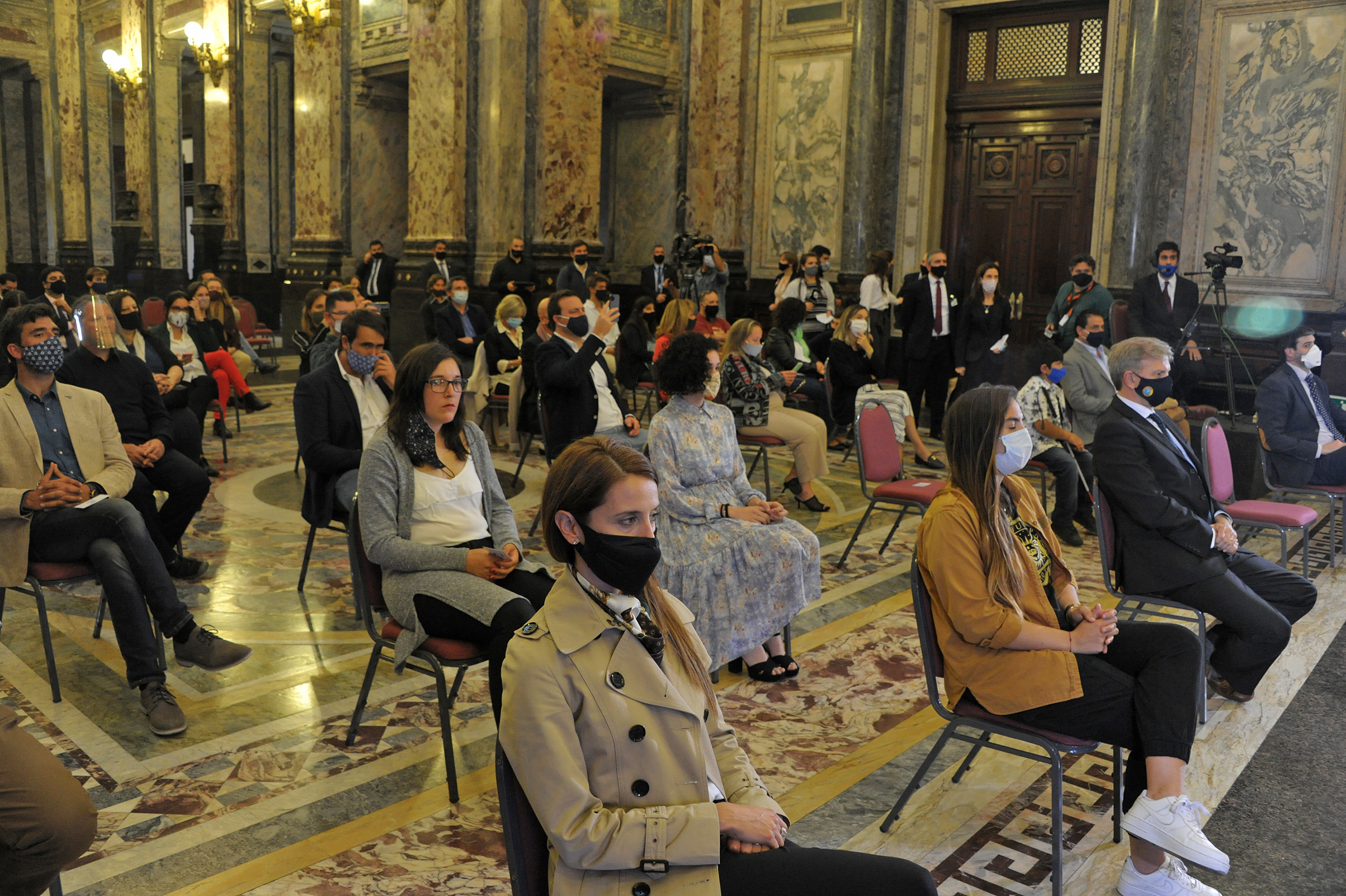 Ceremonia de entrega de reconocimientos de la primera edicón de los Premios INJU en el Salón de los Pasos Perdidos del Palacio Legislativo