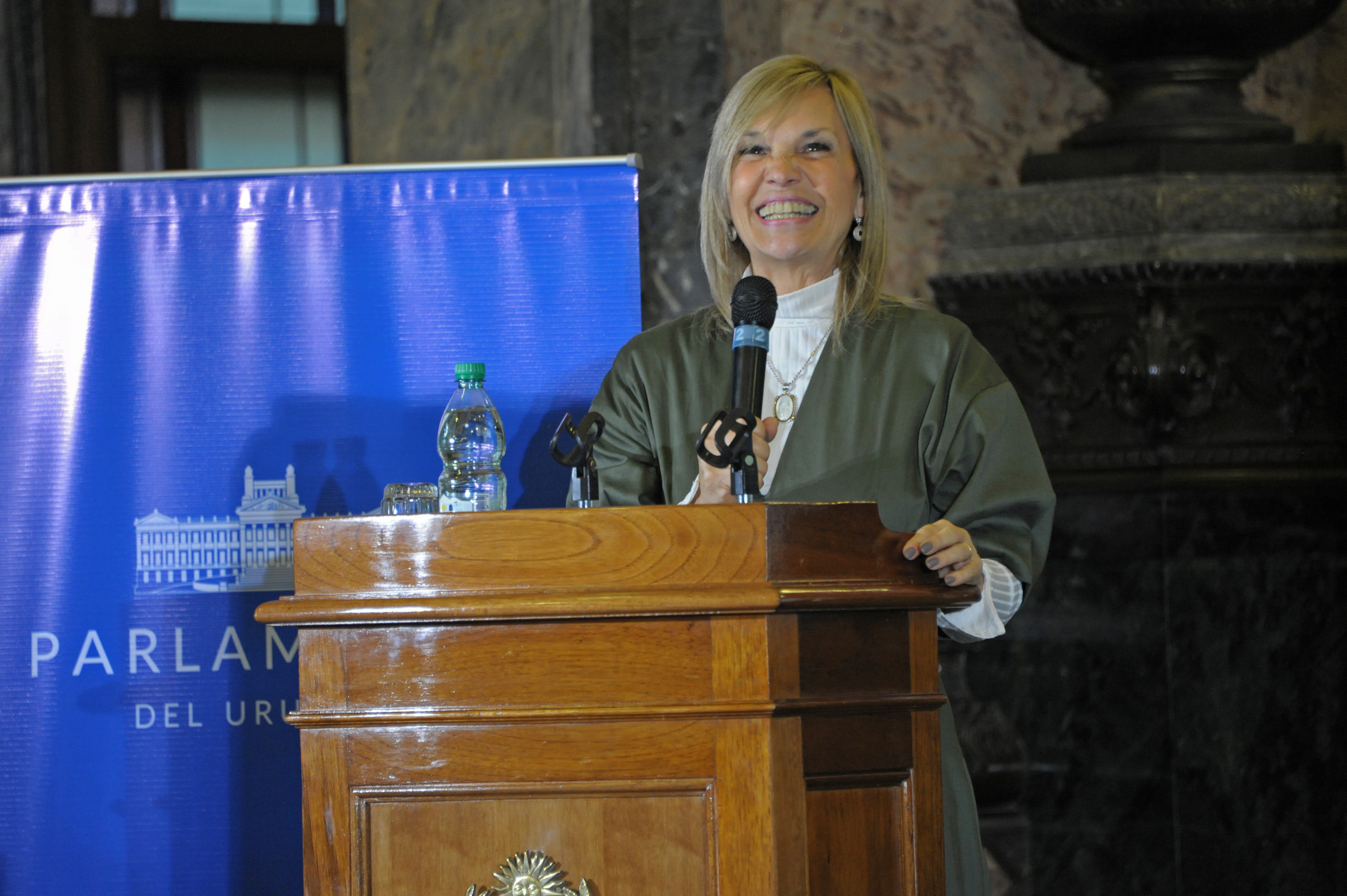 Ceremonia de entrega de reconocimientos de la primera edicón de los Premios INJU en el Salón de los Pasos Perdidos del Palacio Legislativo