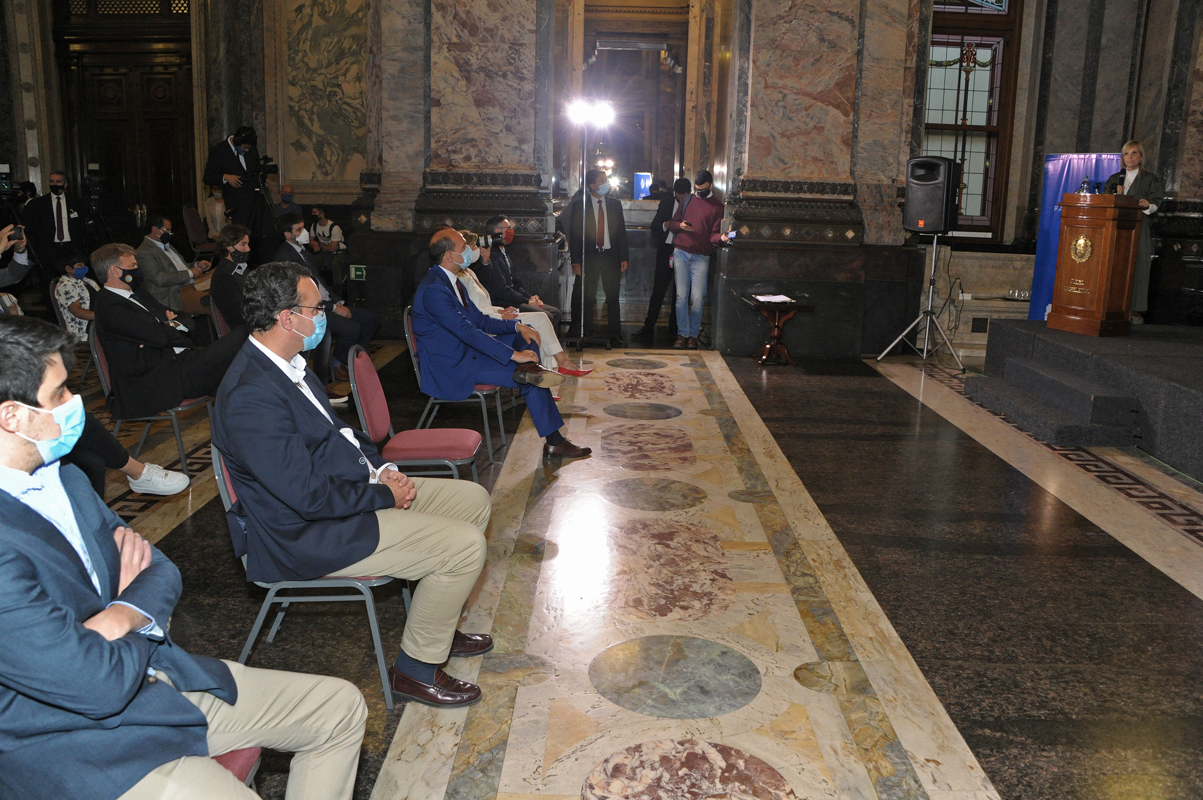Ceremonia de entrega de reconocimientos de la primera edicón de los Premios INJU en el Salón de los Pasos Perdidos del Palacio Legislativo