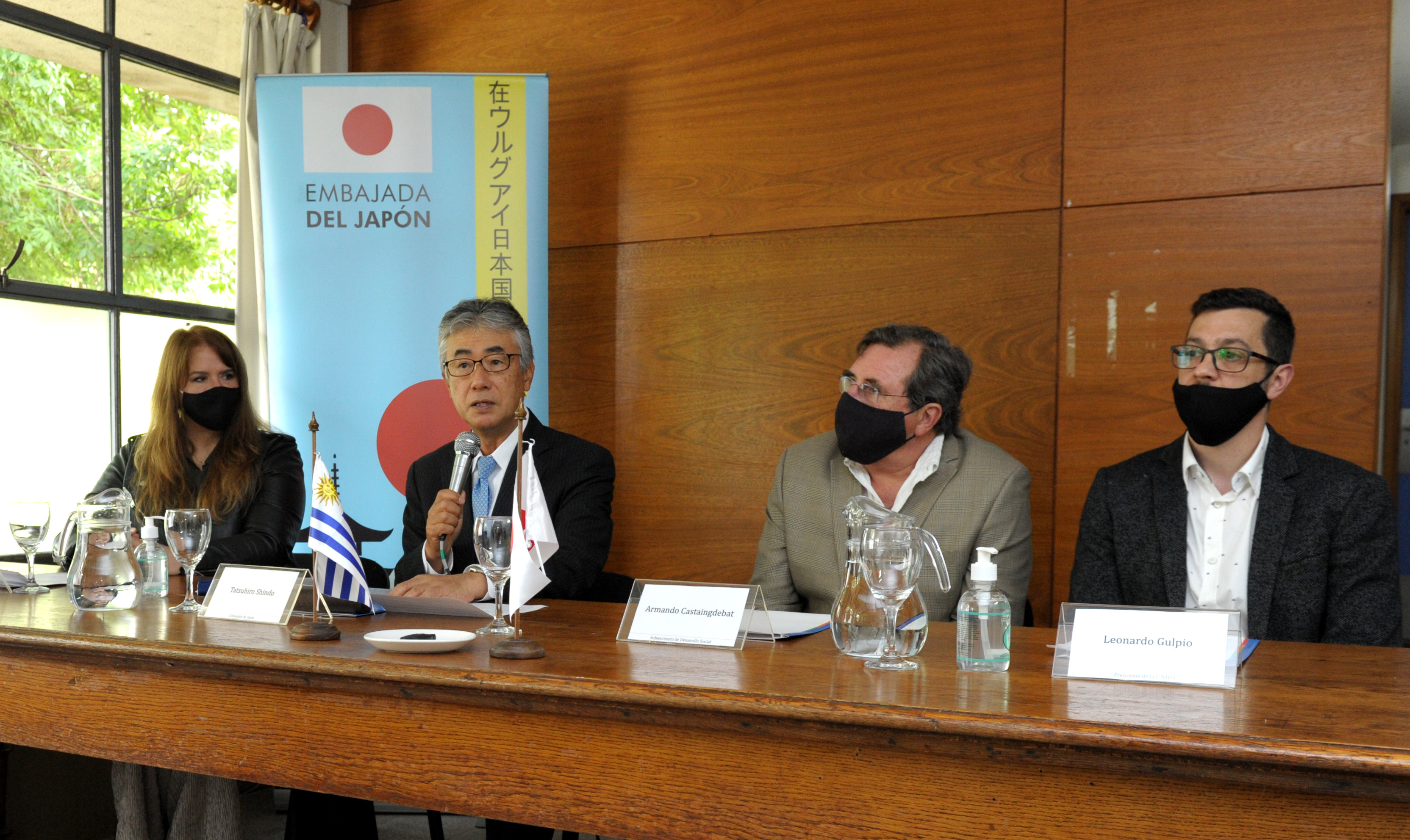 Gabriela Bazzano, Tatsuhiro Shindo, Armando Castaingdebat y Leonardo Gulpio en acto de donación de unidad de traslado