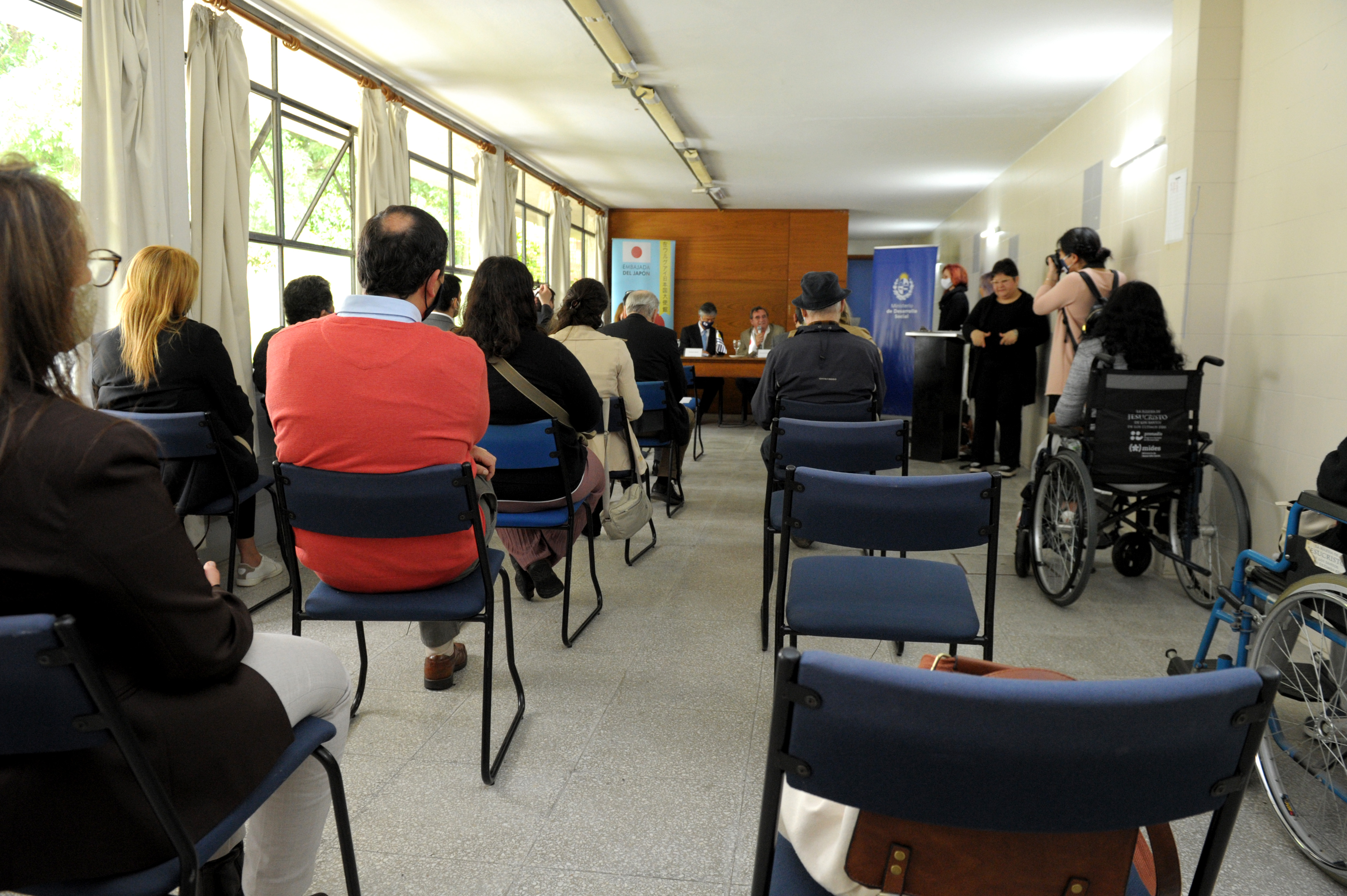 Gabriela Bazzano, Tatsuhiro Shindo, Armando Castaingdebat y Leonardo Gulpio en acto de donación de unidad de traslado