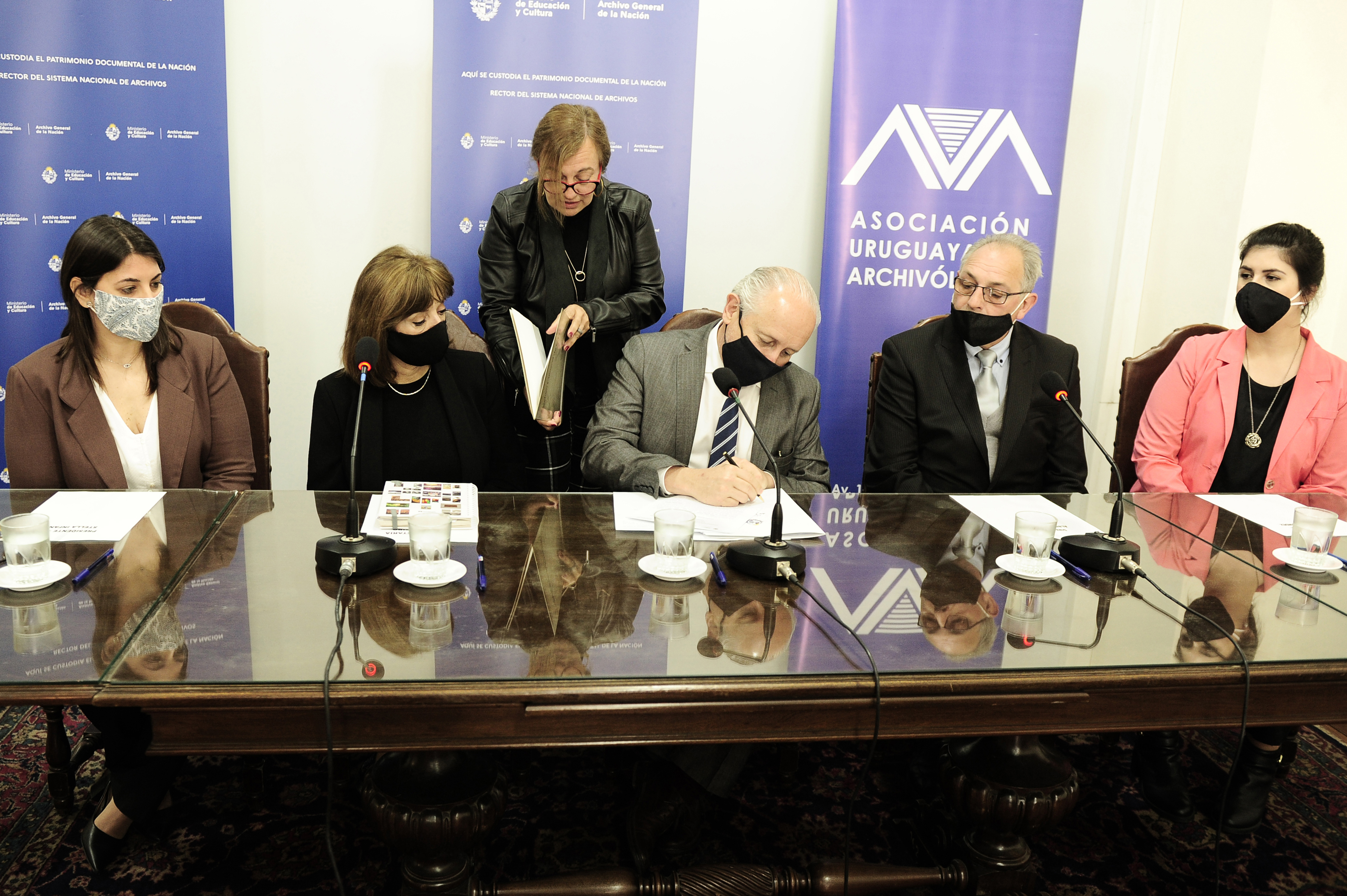 Firma de convenio de cooperación entre la Asociación Uruguaya de Archivólogos y el Ministerio de Educación y Cultura