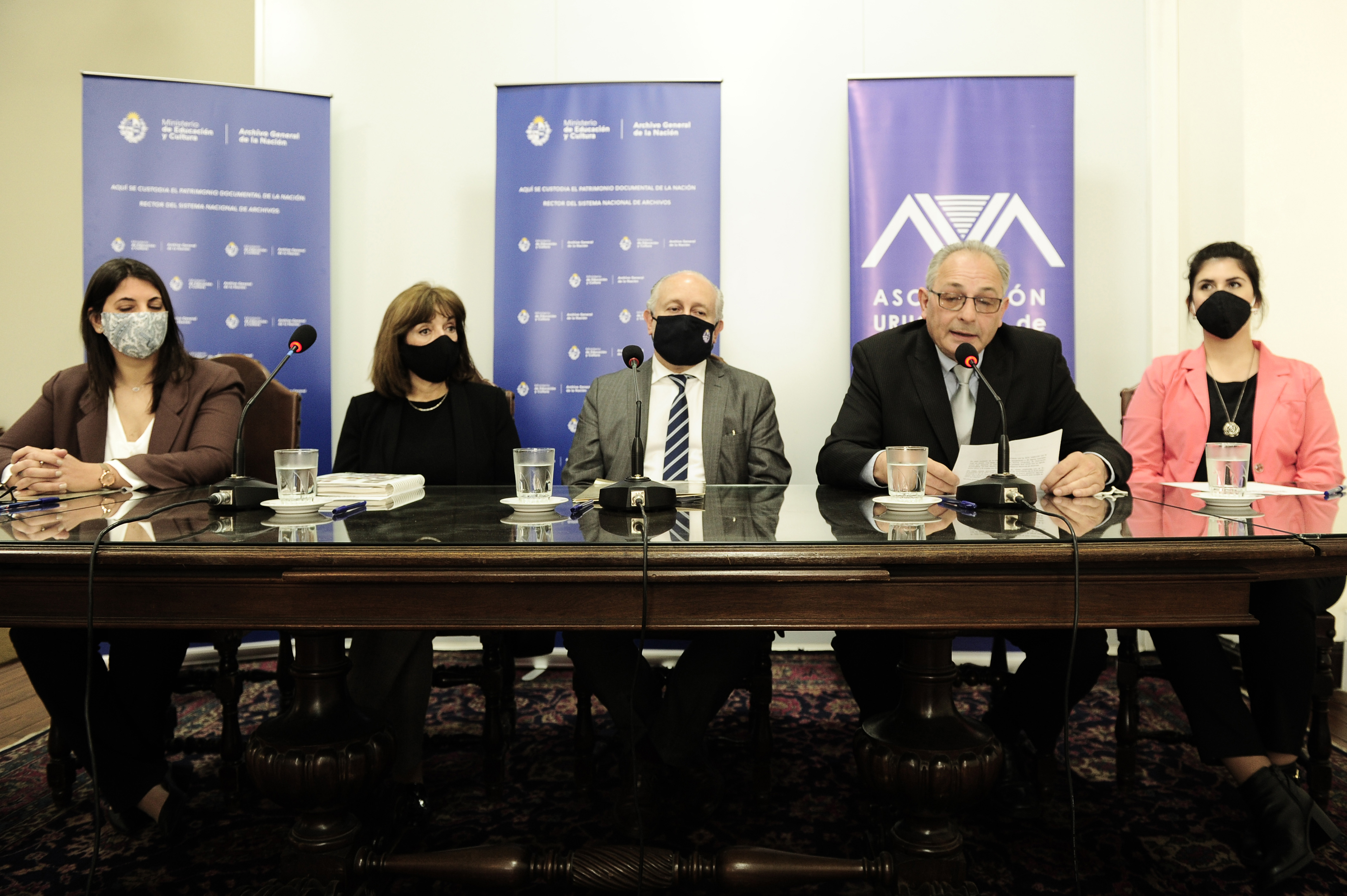 Firma de convenio de cooperación entre la Asociación Uruguaya de Archivólogos y el Ministerio de Educación y Cultura