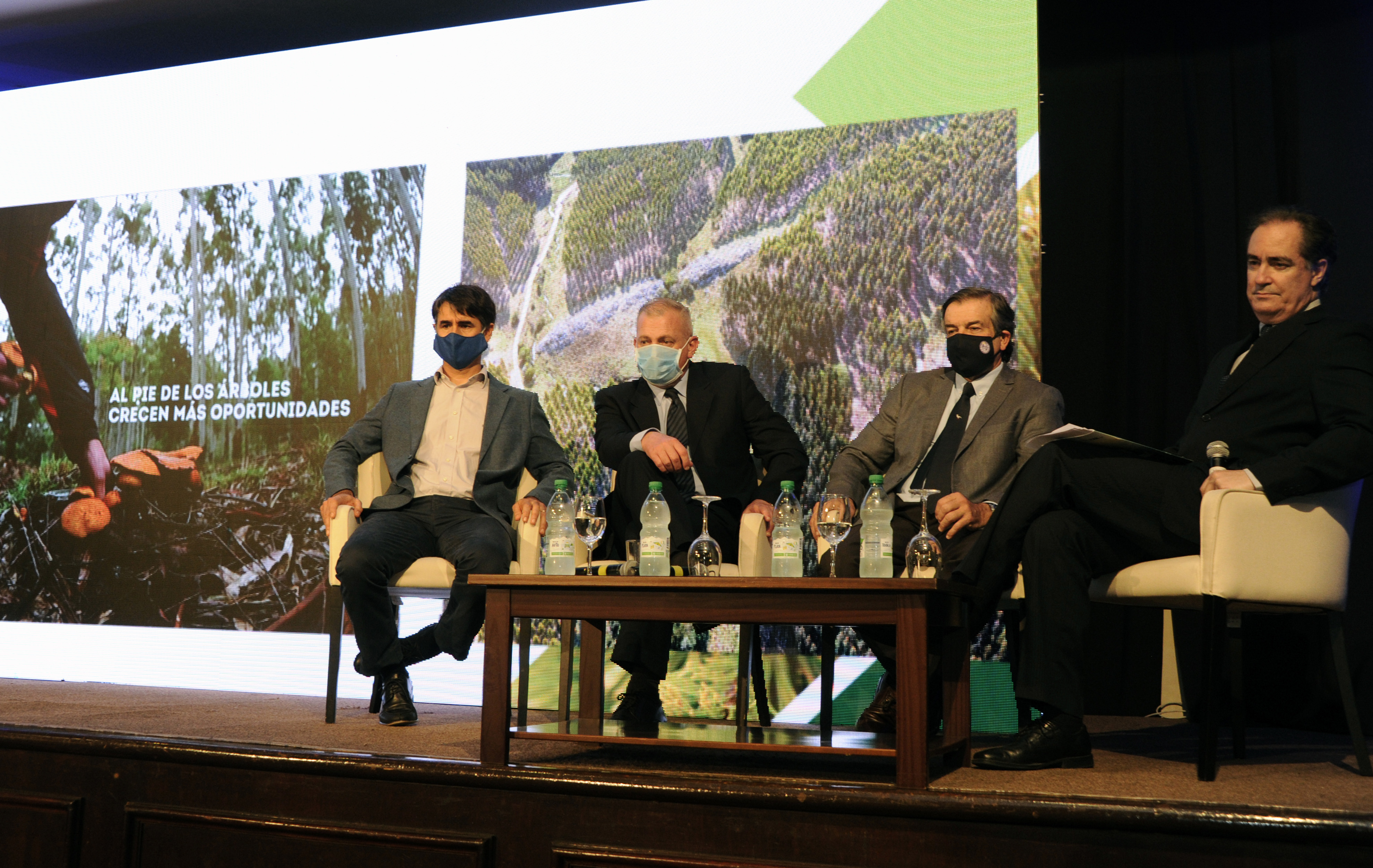 Carlos María Uriarte y Adrián Peña expusieron en desayuno de trabajo con la Sociedad de Productores Forestales del Uruguay