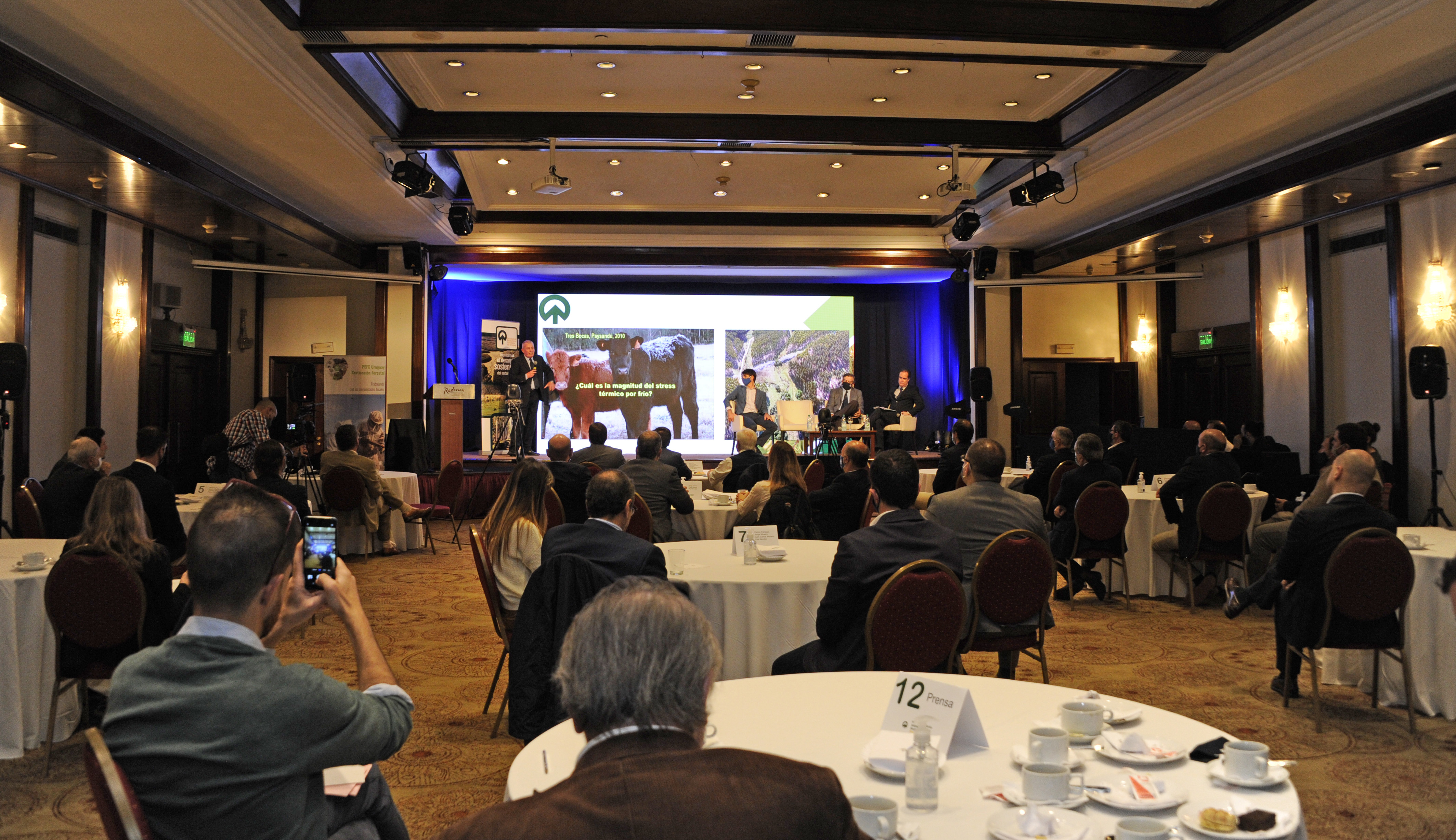 Carlos María Uriarte y Adrián Peña expusieron en desayuno de trabajo con la Sociedad de Productores Forestales del Uruguay