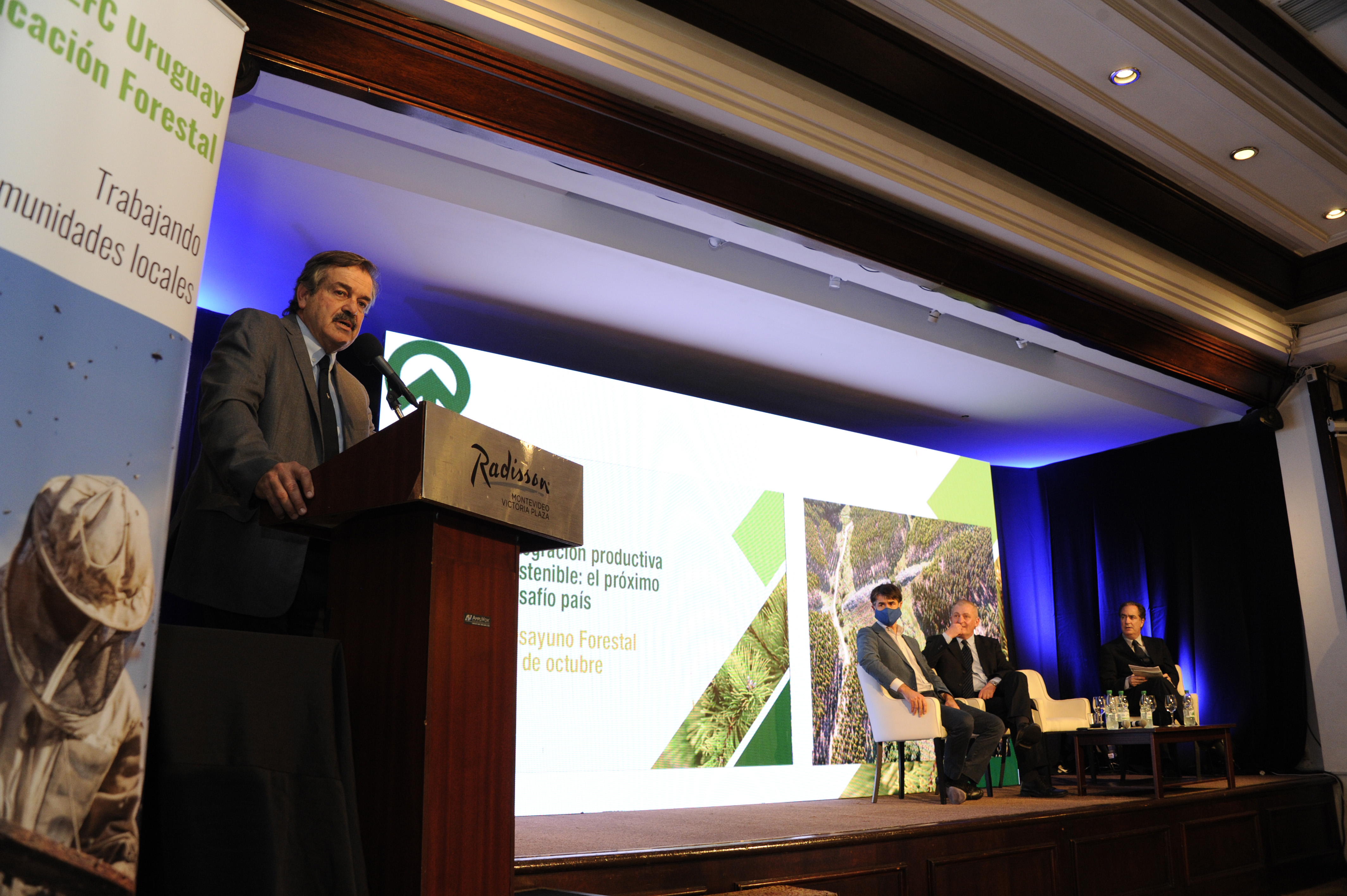 Carlos María Uriarte y Adrián Peña expusieron en desayuno de trabajo con la Sociedad de Productores Forestales del Uruguay