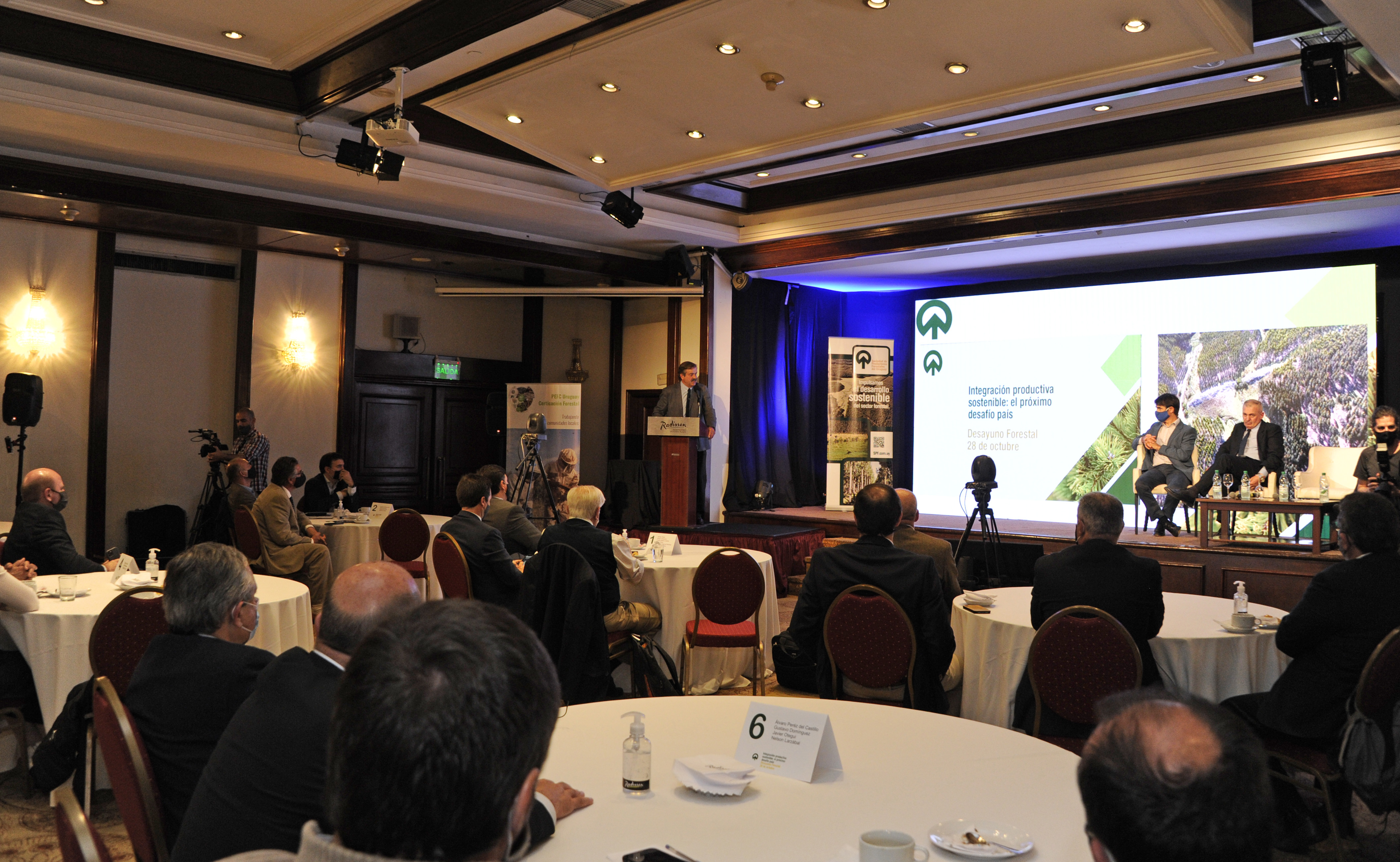 Carlos María Uriarte y Adrián Peña expusieron en desayuno de trabajo con la Sociedad de Productores Forestales del Uruguay
