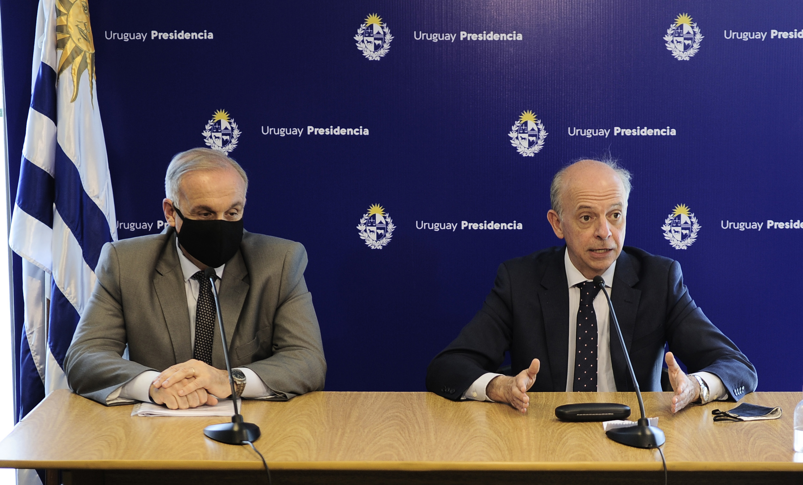 Ministro de Defensa, Javier García, y subsecretario de la cartera, Rivera Elgue, en conferencia