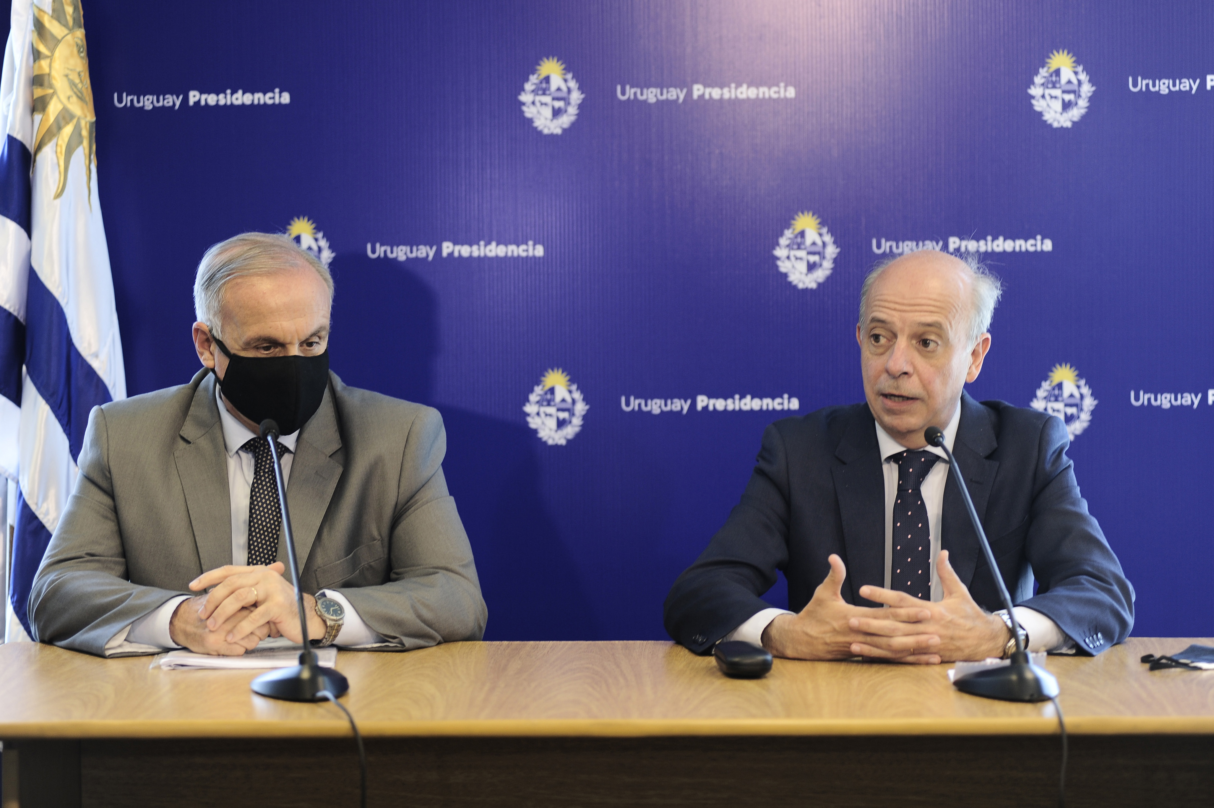 Ministro de Defensa, Javier García, y subsecretario de la cartera, Rivera Elgue, en conferencia