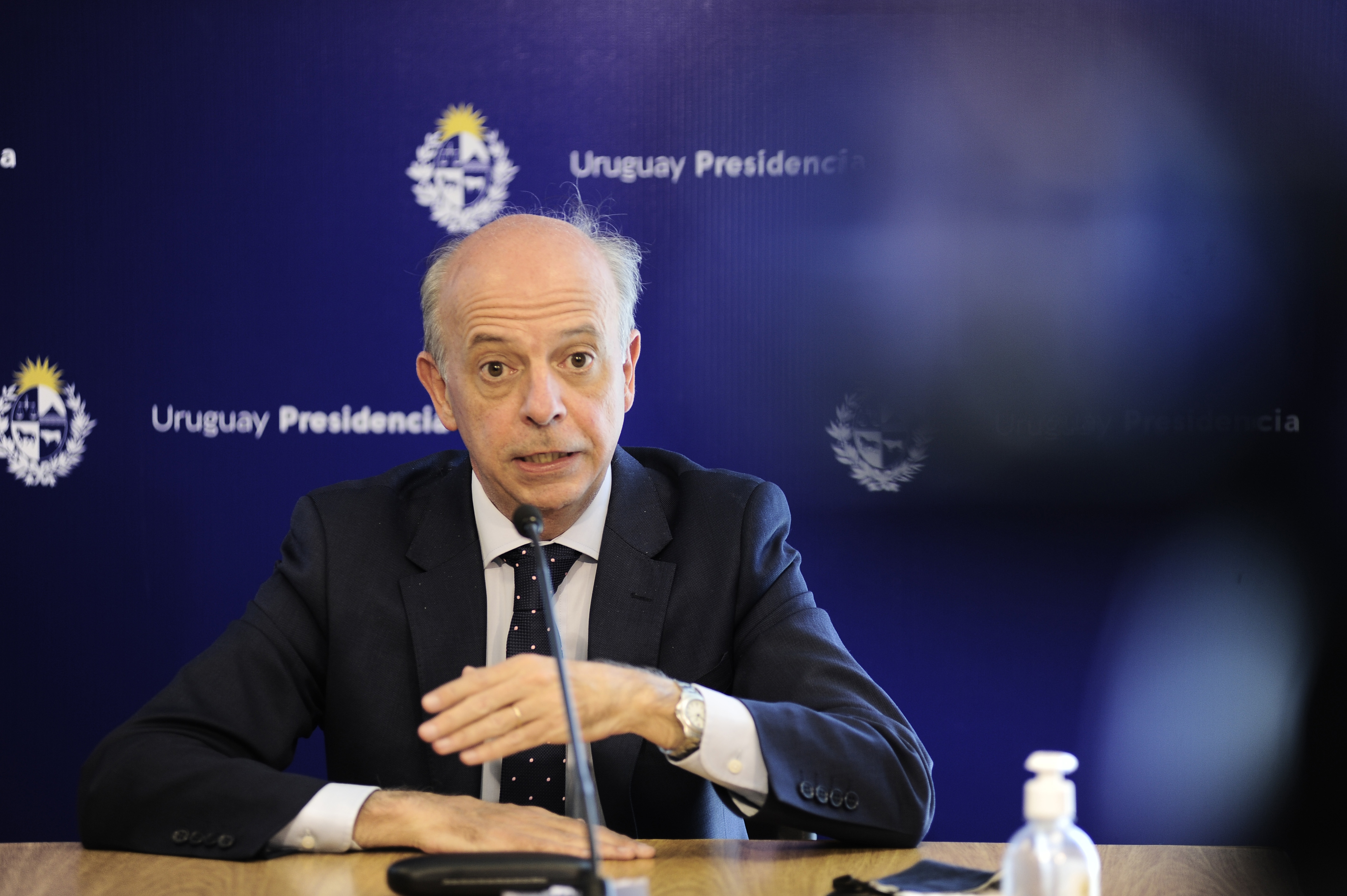 Ministro de Defensa, Javier García, y subsecretario de la cartera, Rivera Elgue, en conferencia