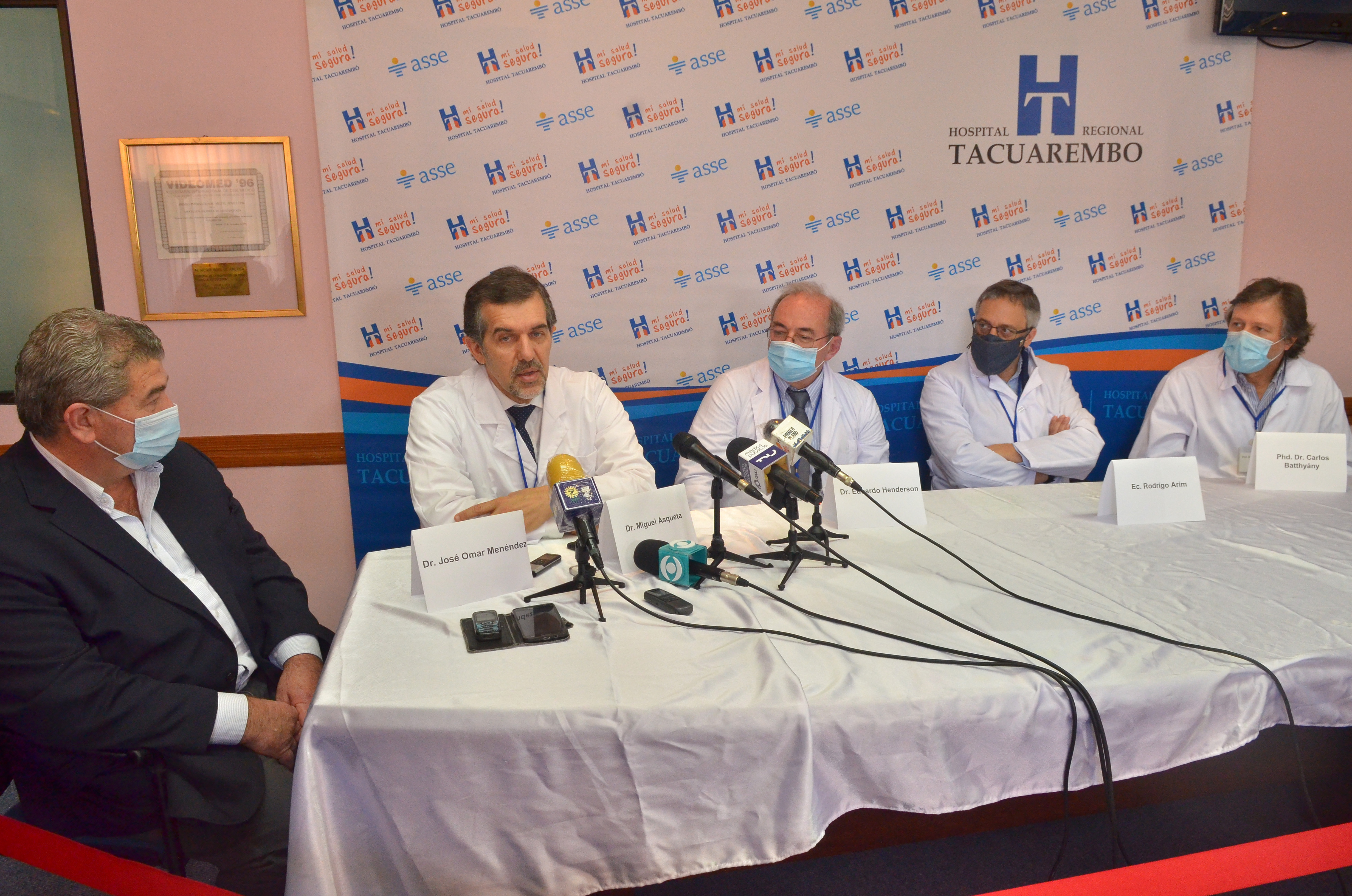 Director general de la Salud, Miguel Asqueta, encabeza la conferencia de prensa