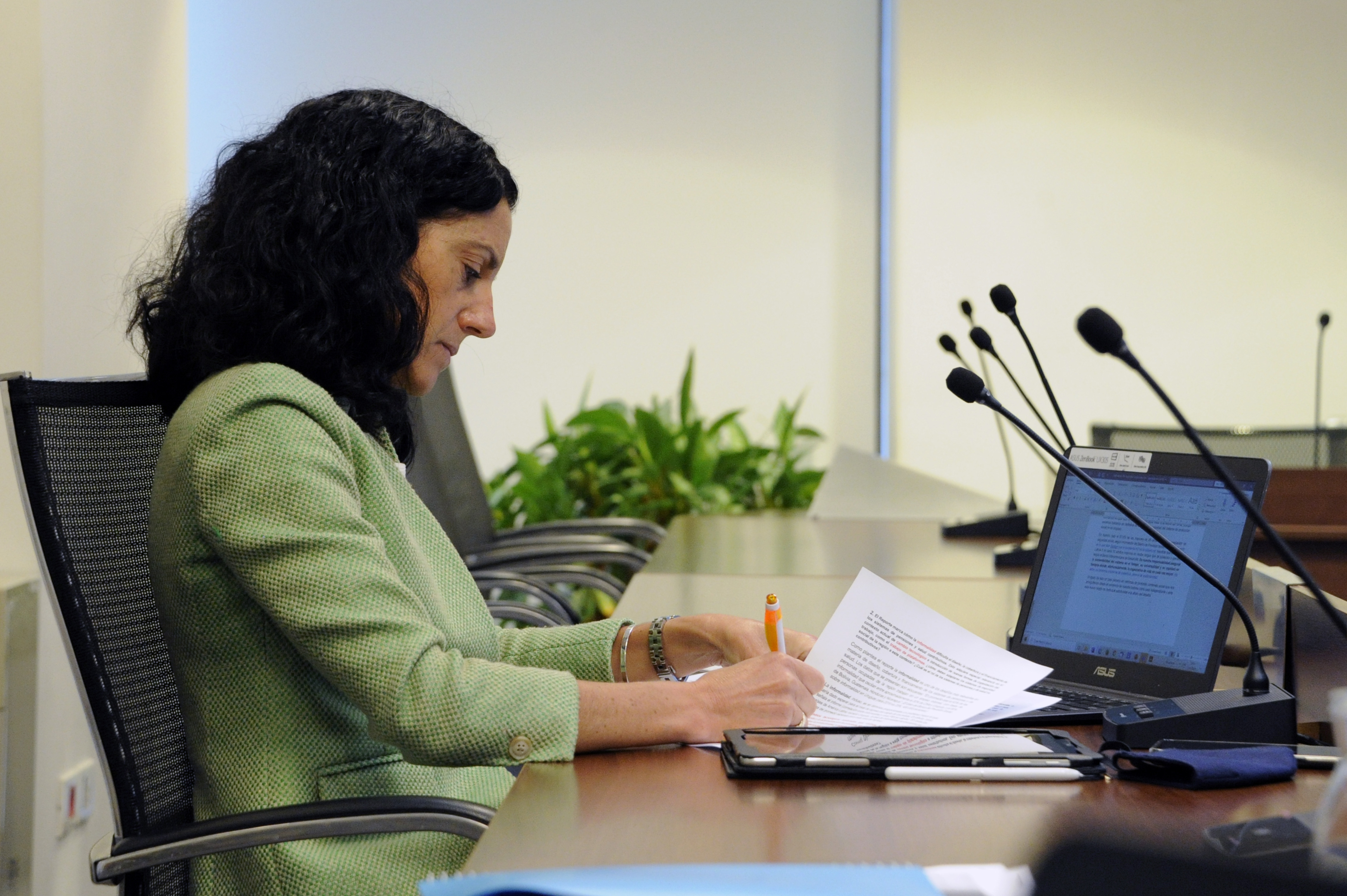 Ministra de Economía y Finanzas, Azucena Arbeleche, en videoconferencia con autoridades y especialistas de CAF-Banco de Desarrollo