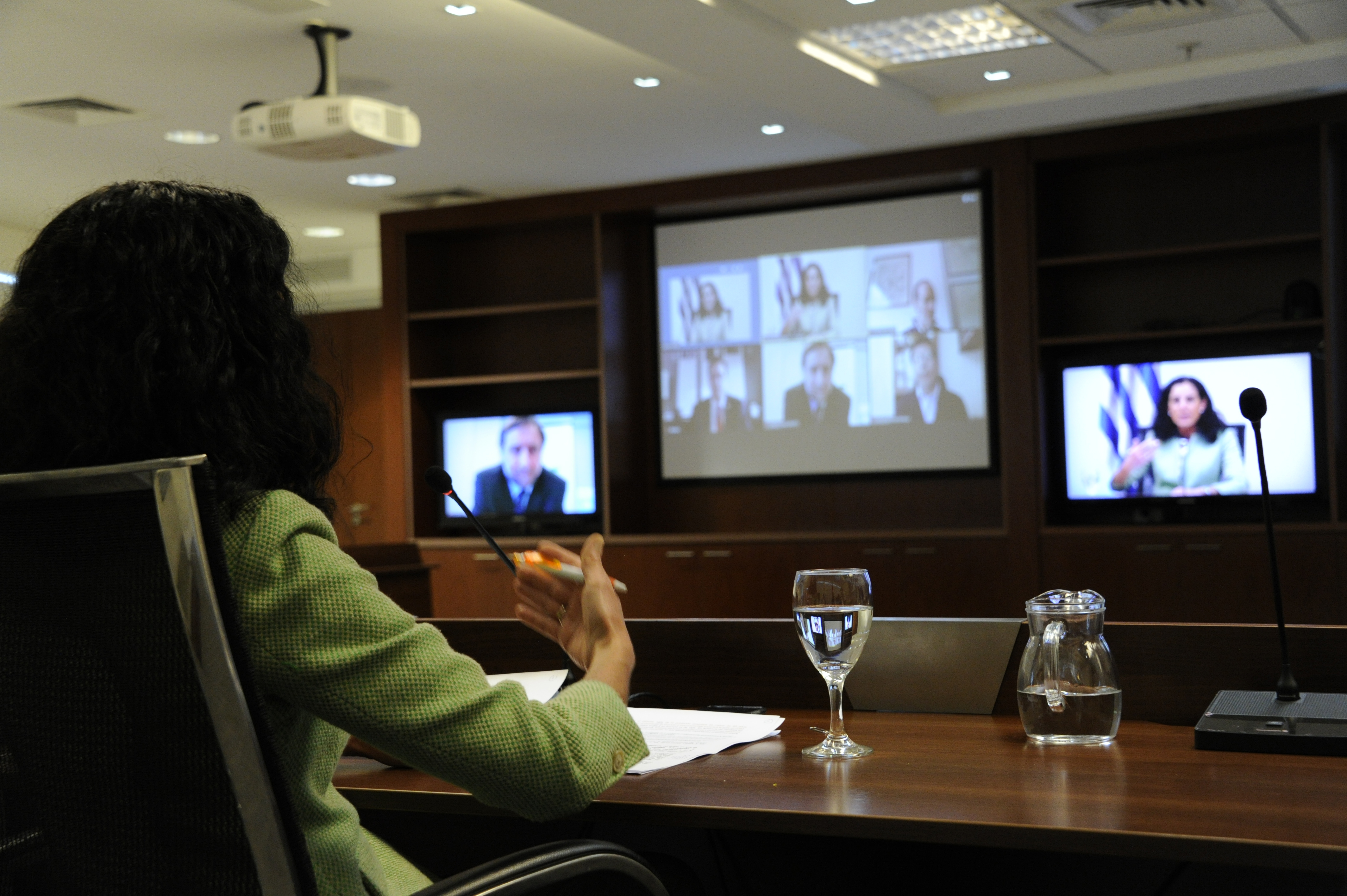Ministra de Economía y Finanzas, Azucena Arbeleche, en videoconferencia con autoridades y especialistas de CAF-Banco de Desarrollo