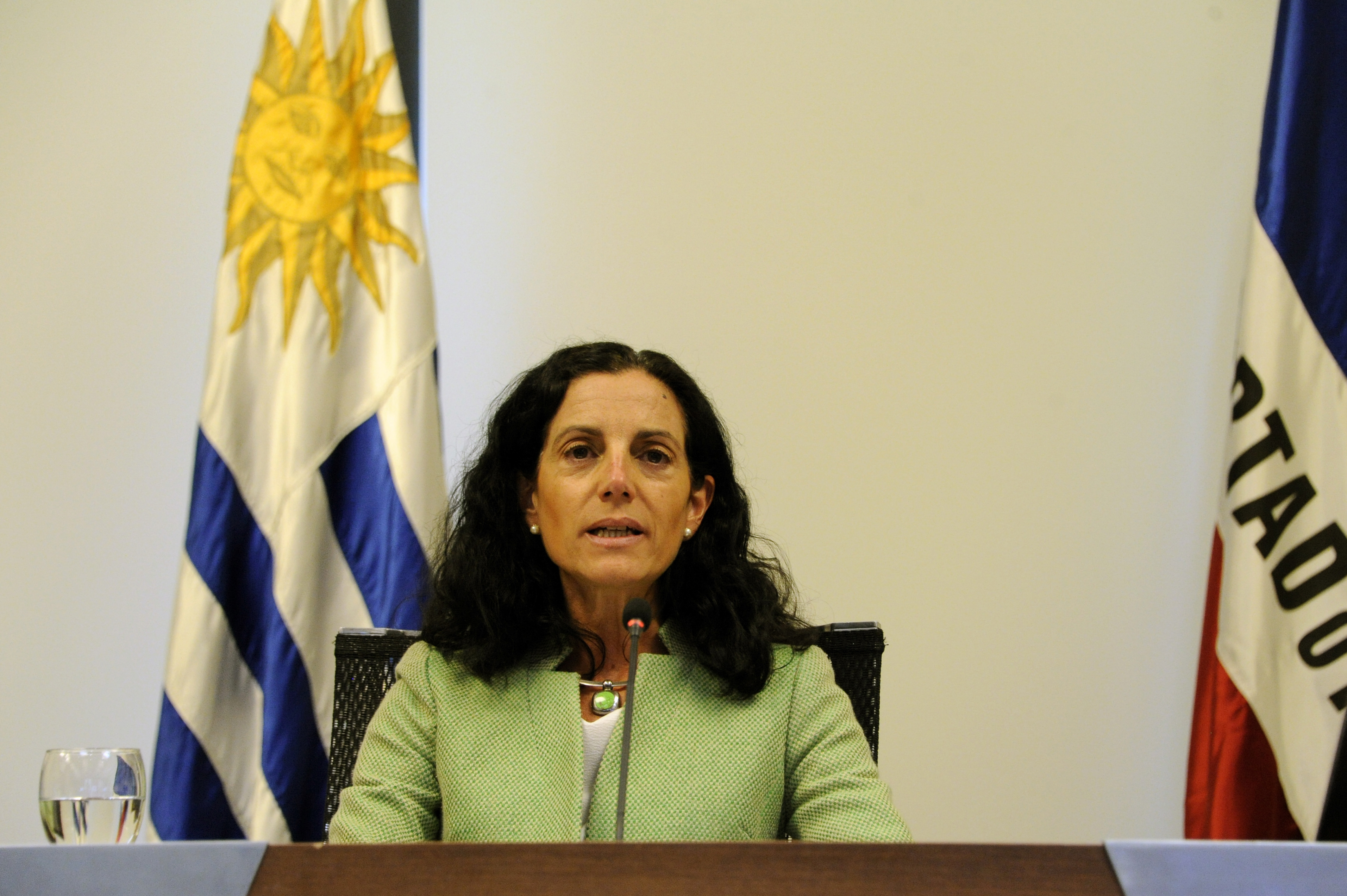 Ministra de Economía y Finanzas, Azucena Arbeleche, en videoconferencia con autoridades y especialistas de CAF-Banco de Desarrollo