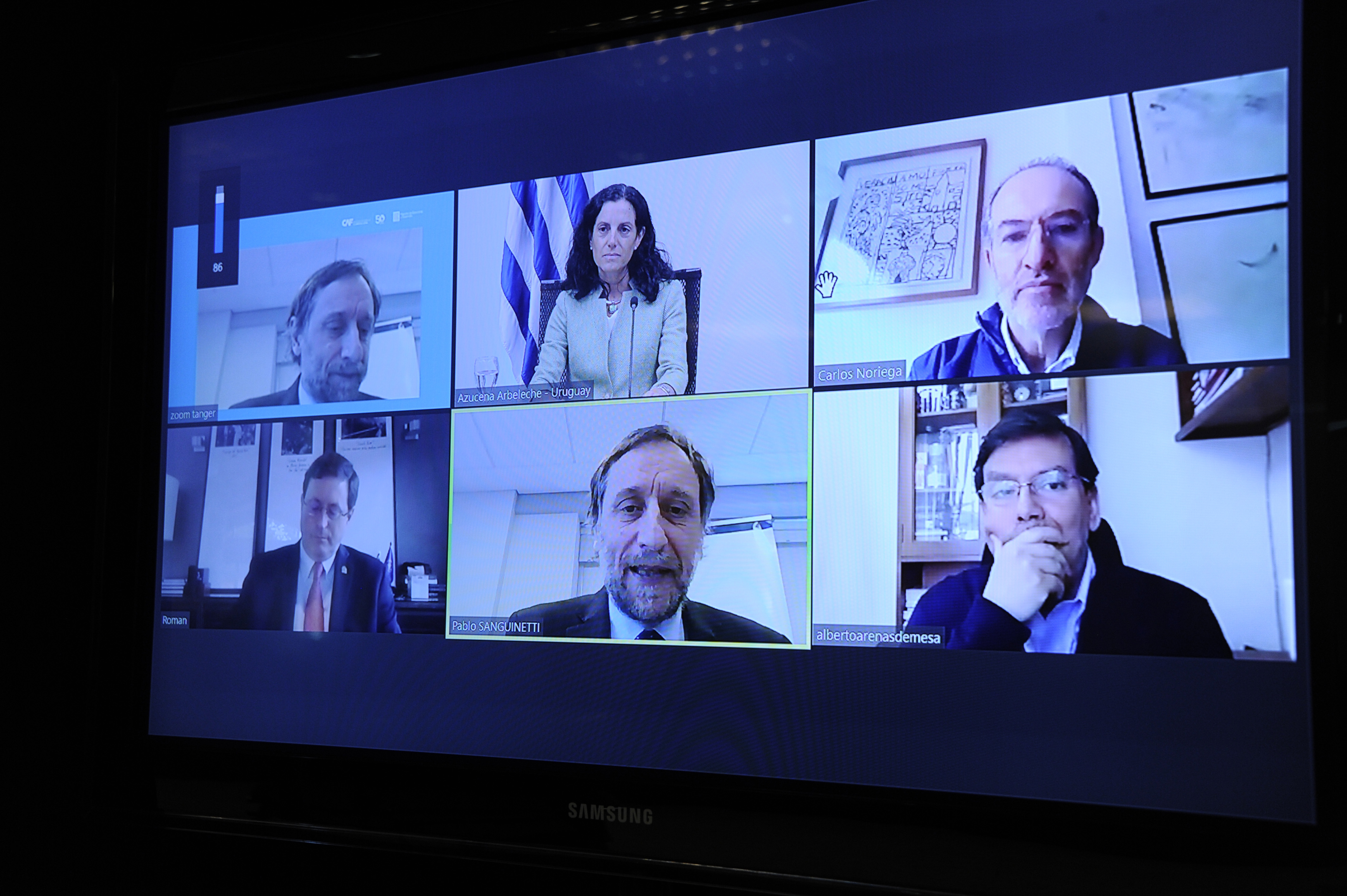 Ministra de Economía y Finanzas, Azucena Arbeleche, en videoconferencia con autoridades y especialistas de CAF-Banco de Desarrollo