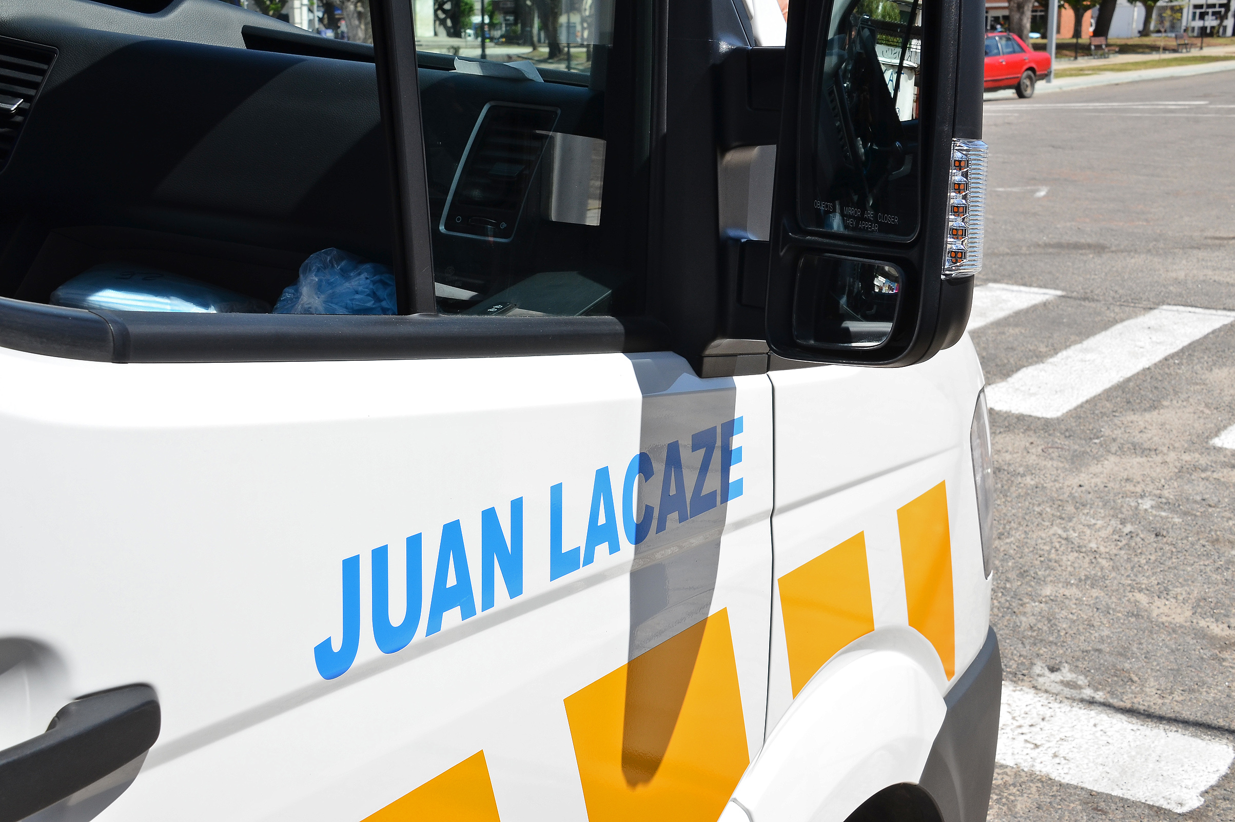 Entrega de nueva ambulancia especializada para el centro auxiliar de Juan Lacaze, departamento de Colonia