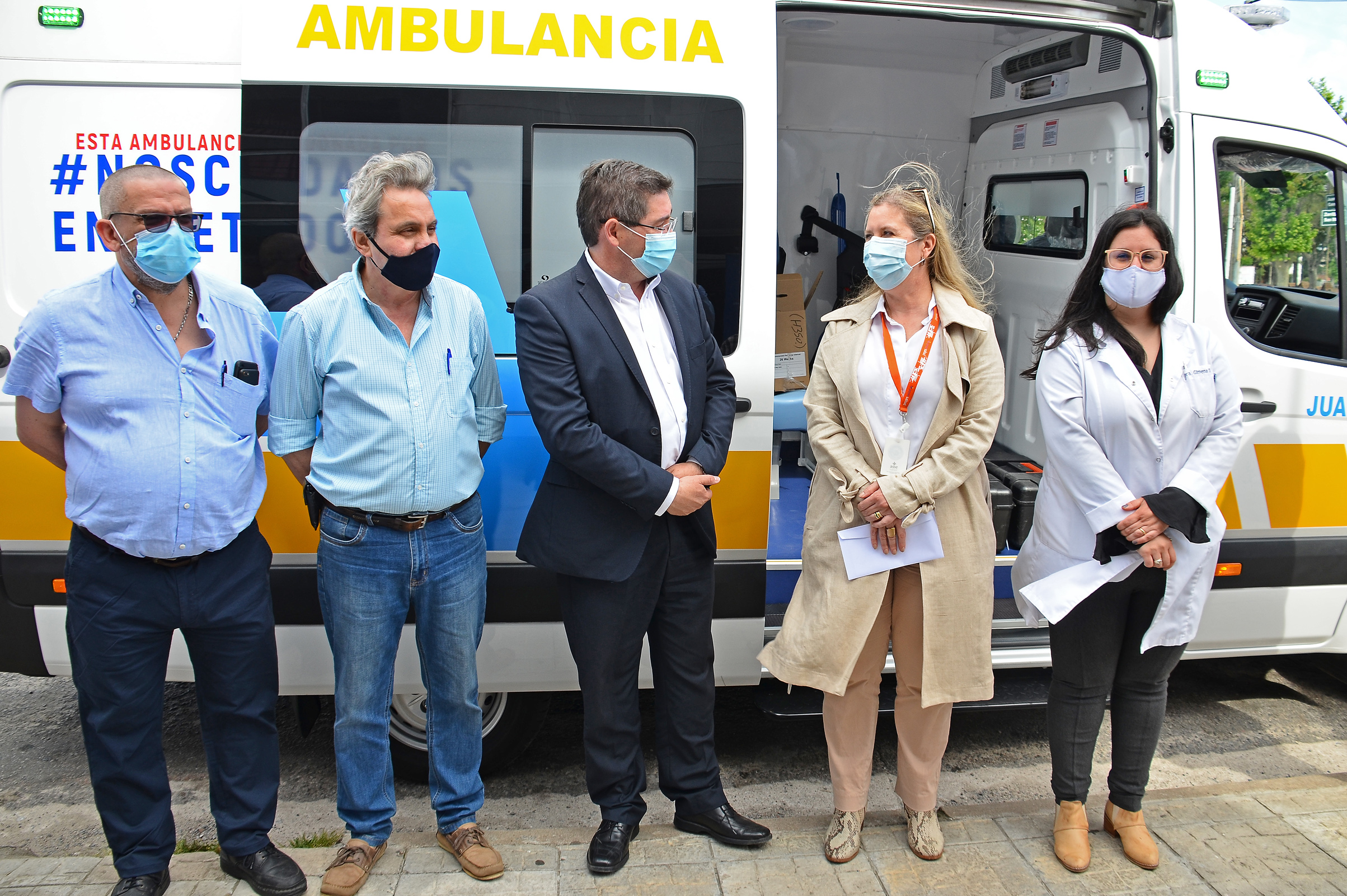 Autoridades en la presentación de la nueva amublancia