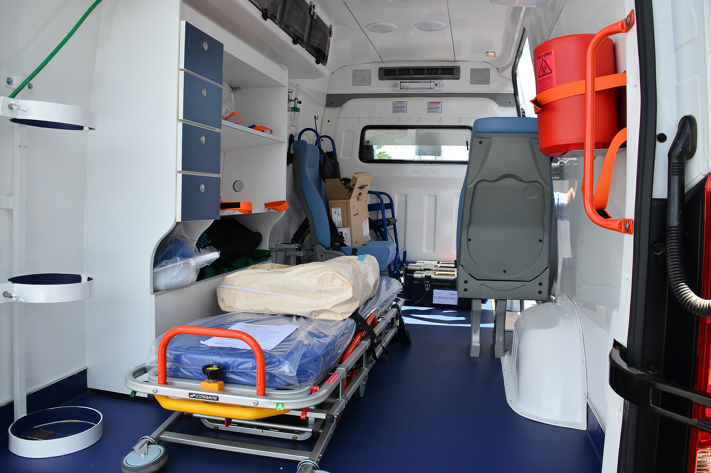 Entrega de nueva ambulancia especializada para el centro auxiliar de Juan Lacaze, departamento de Colonia