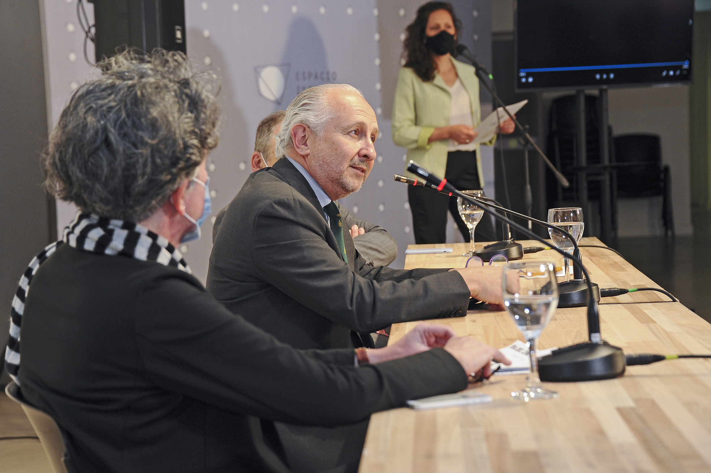 Ministro de Educación y Cultura, Pablo da Silveira, haciendo uso de la palabra