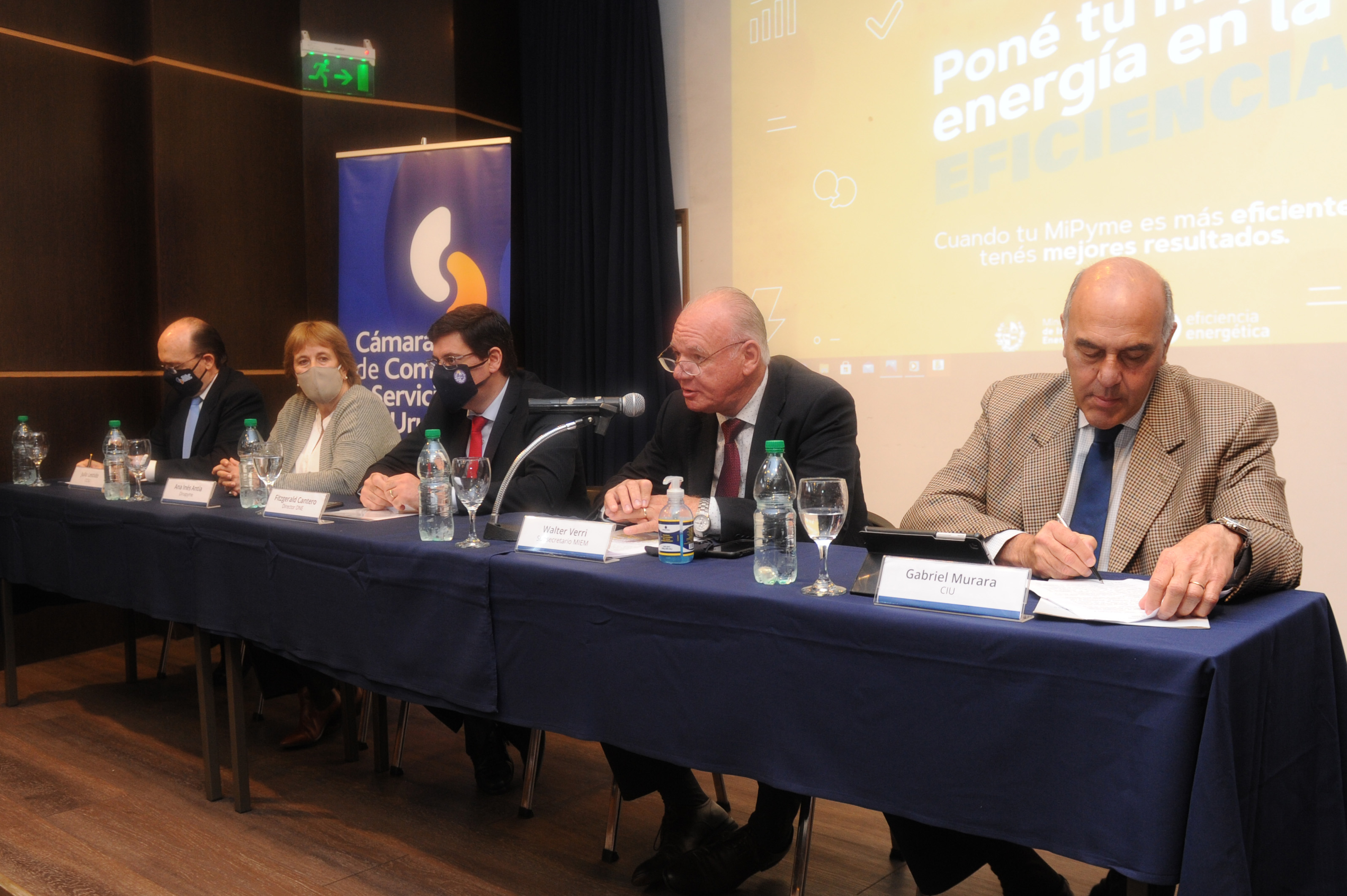 Autoridades en la presentación de la campaña denominada Poné tu mejor energía en la eficiencia