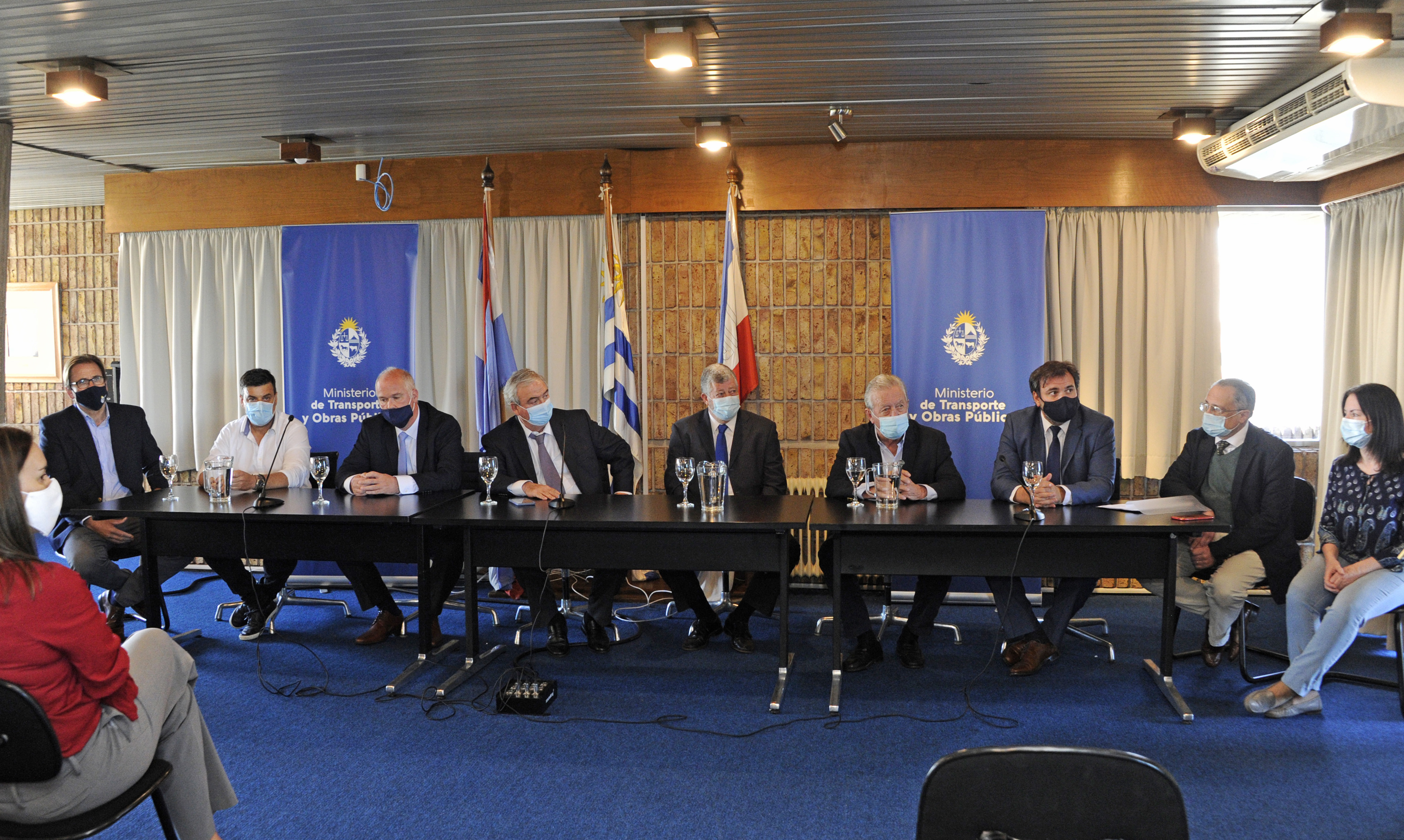 Autoridades en firma de convenio