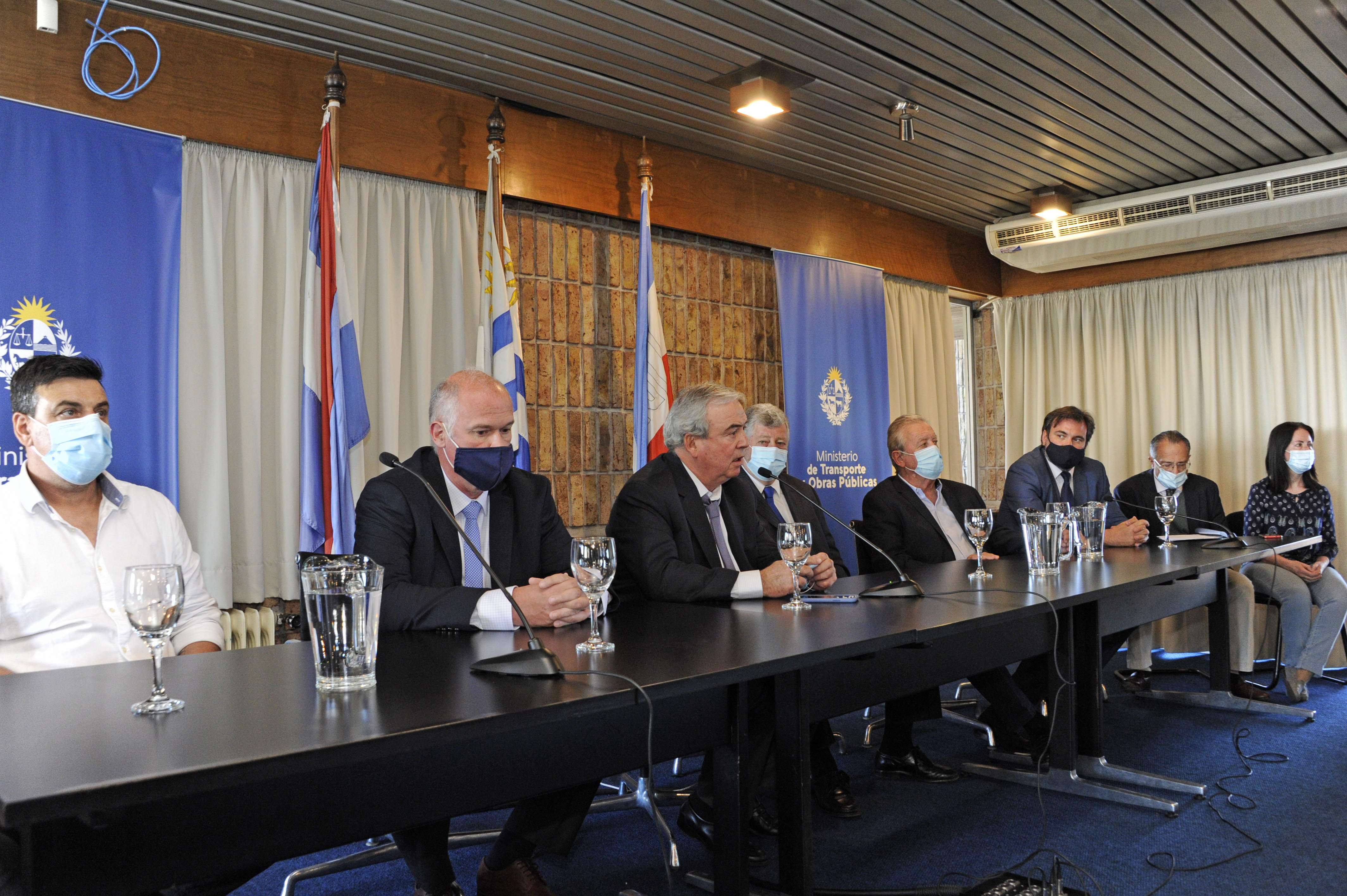 Autoridades en firma de convenio