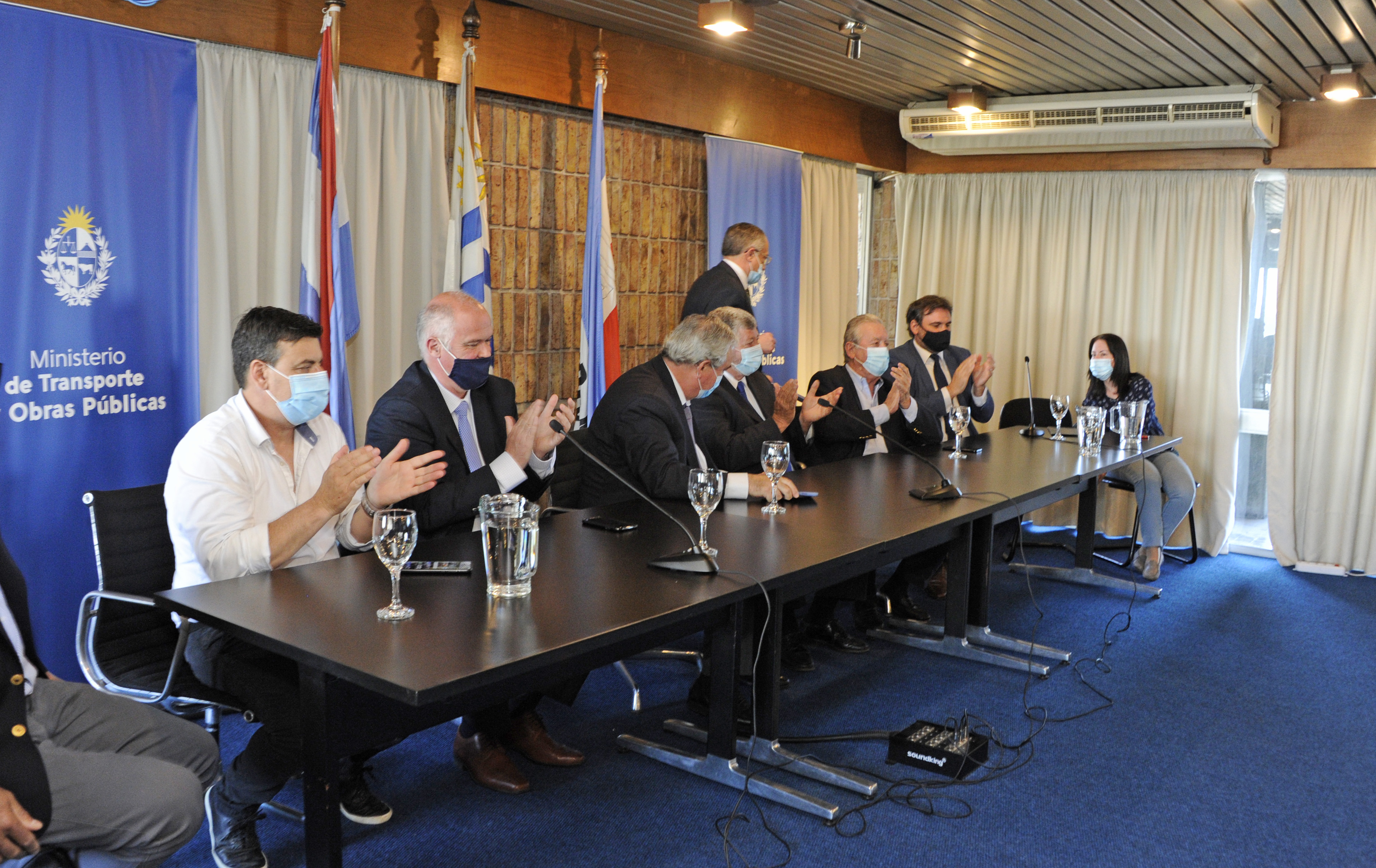 Autoridades en firma de convenio