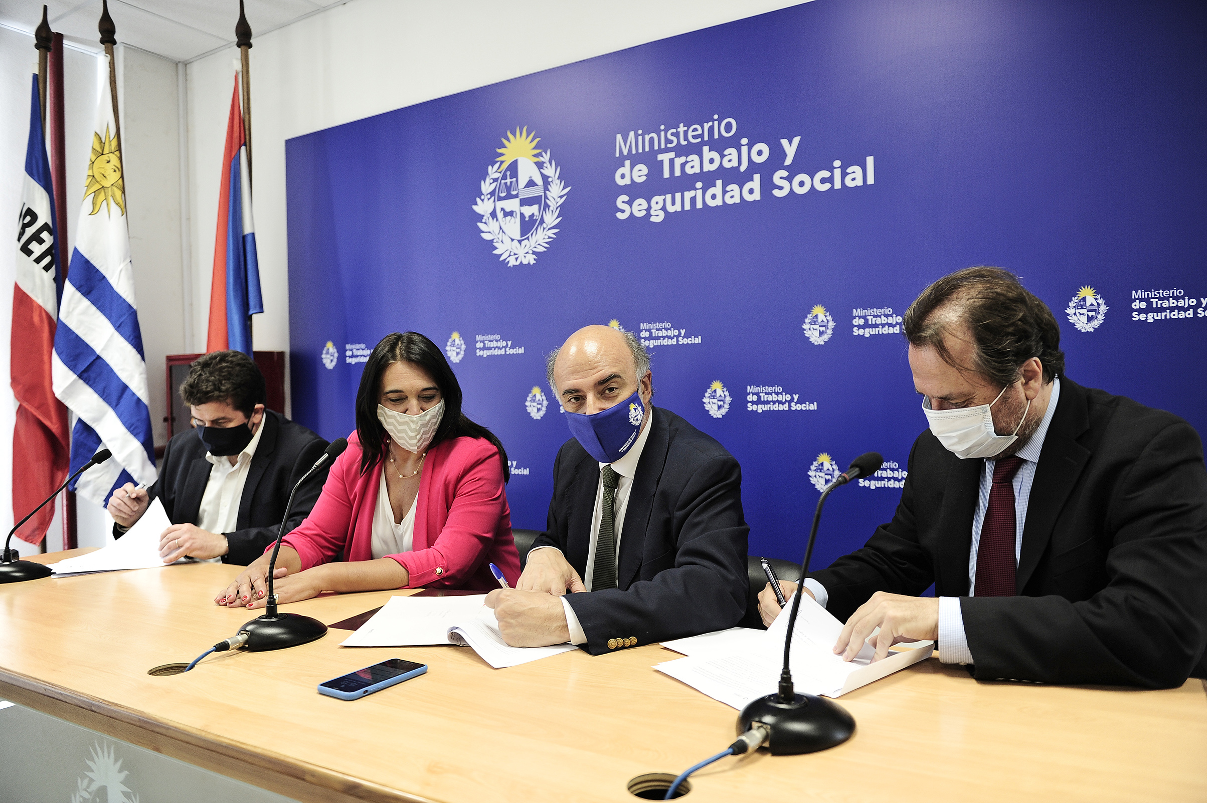 Firma de convenio entre Ministerio de Trabajo y Seguridad Social, Instituto Nacional del Cooperativismo, Agencia Nacional de Desarrollo y Uruguay XXI